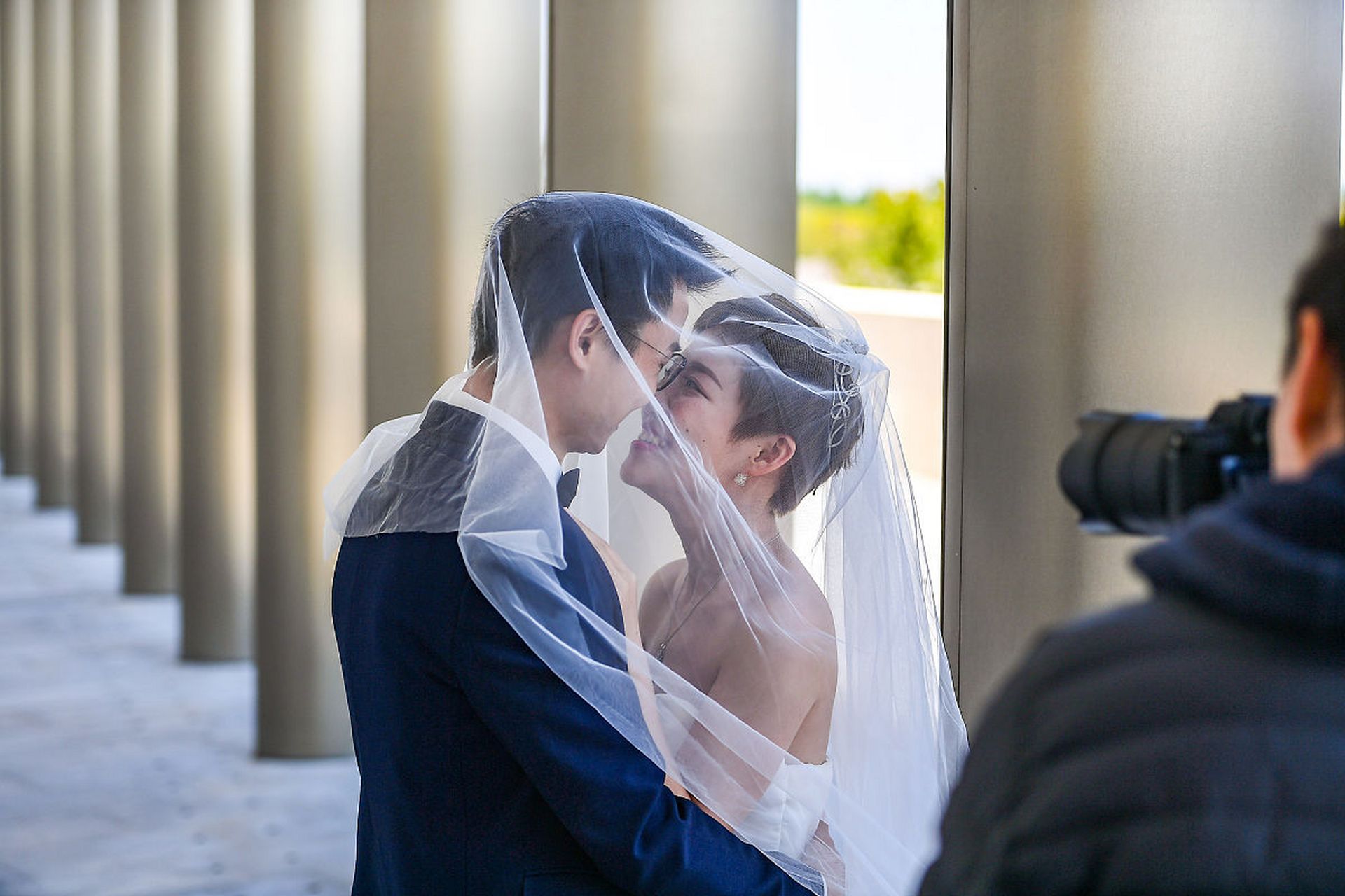 不少人猜测,旁边这位穿着许魏洲情侣款衣服的女生,就是许魏洲