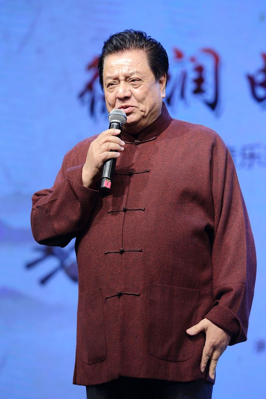 李金斗说,于谦拜师,还是我牵线搭桥的,于谦这个孩子,是个好捧哏,有气