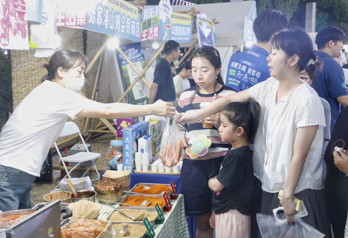 根据公开报道湖南长沙一名五年级小学生2025年暑期通过摆摊卖奶茶