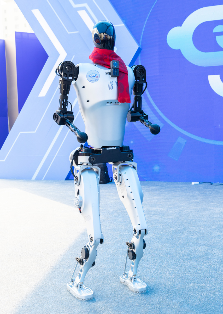 俄罗斯推国产机器人:亮相时摔倒 实时训练引关注