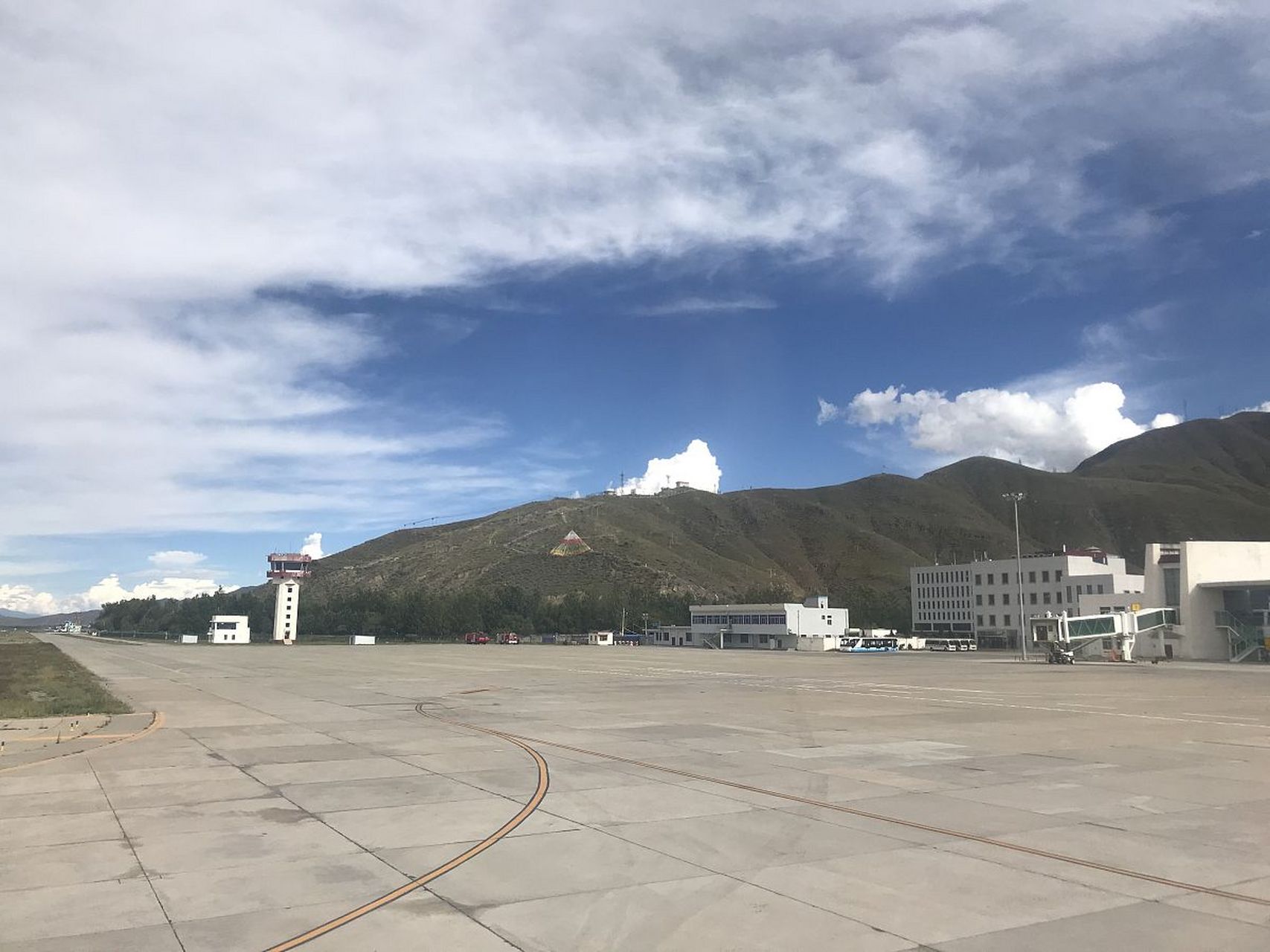 11566 西昌青山机场始建于20世纪50年代,当时是中国最早的一批