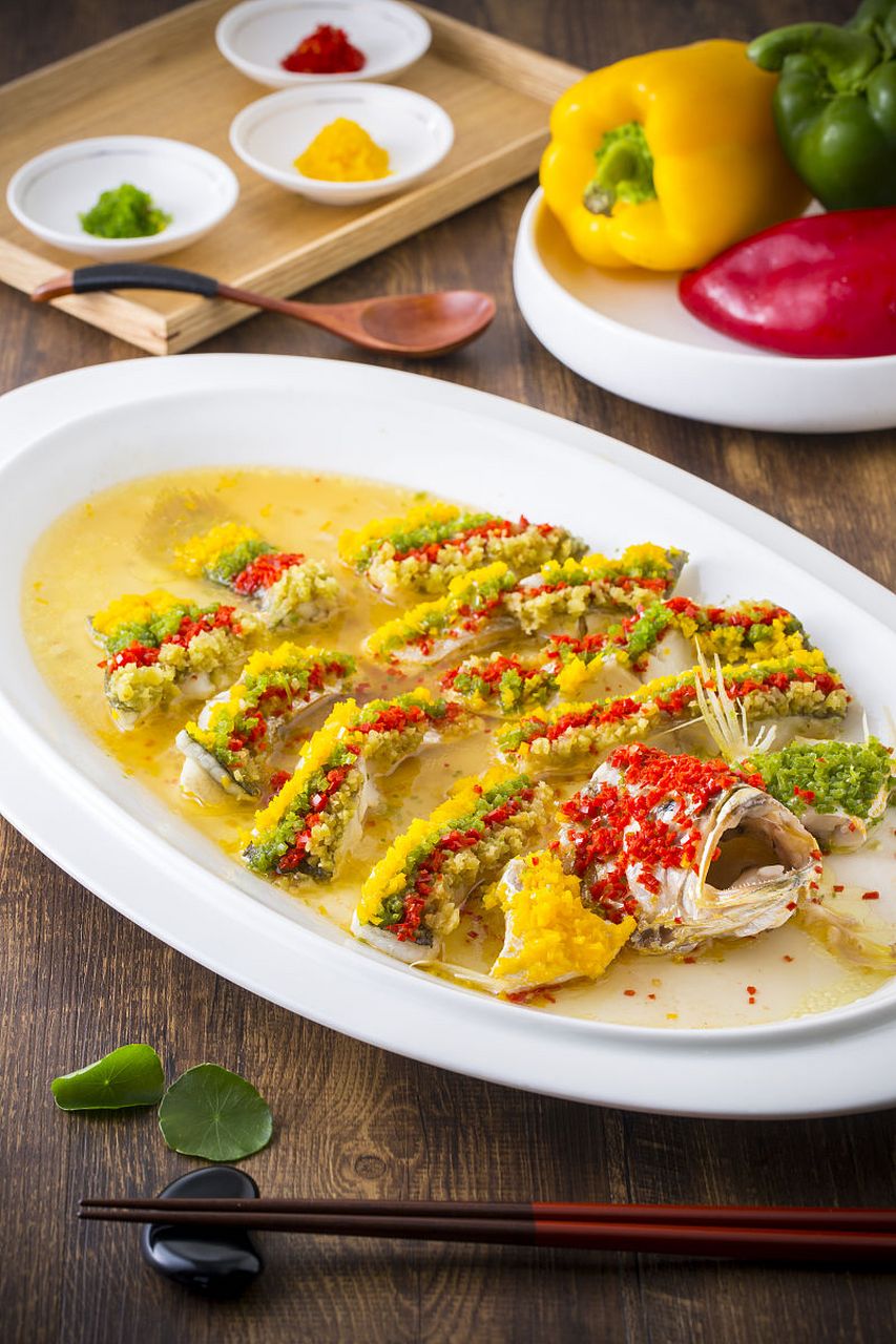 蒜蓉蒸鱼是一道简单又美味的家常菜.