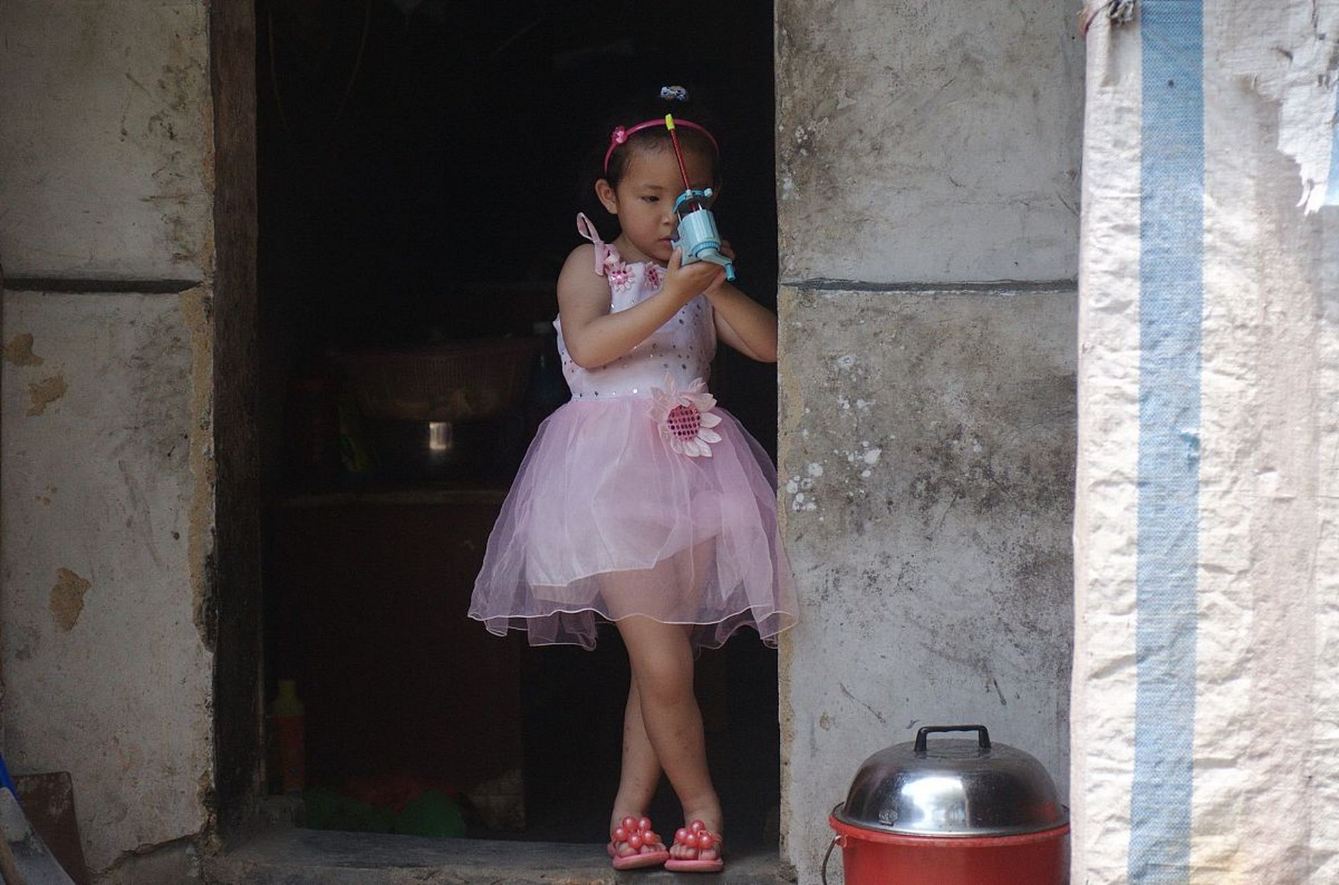 今天孩子回家给我说把同学的衣服撕坏了,要赔偿800元.