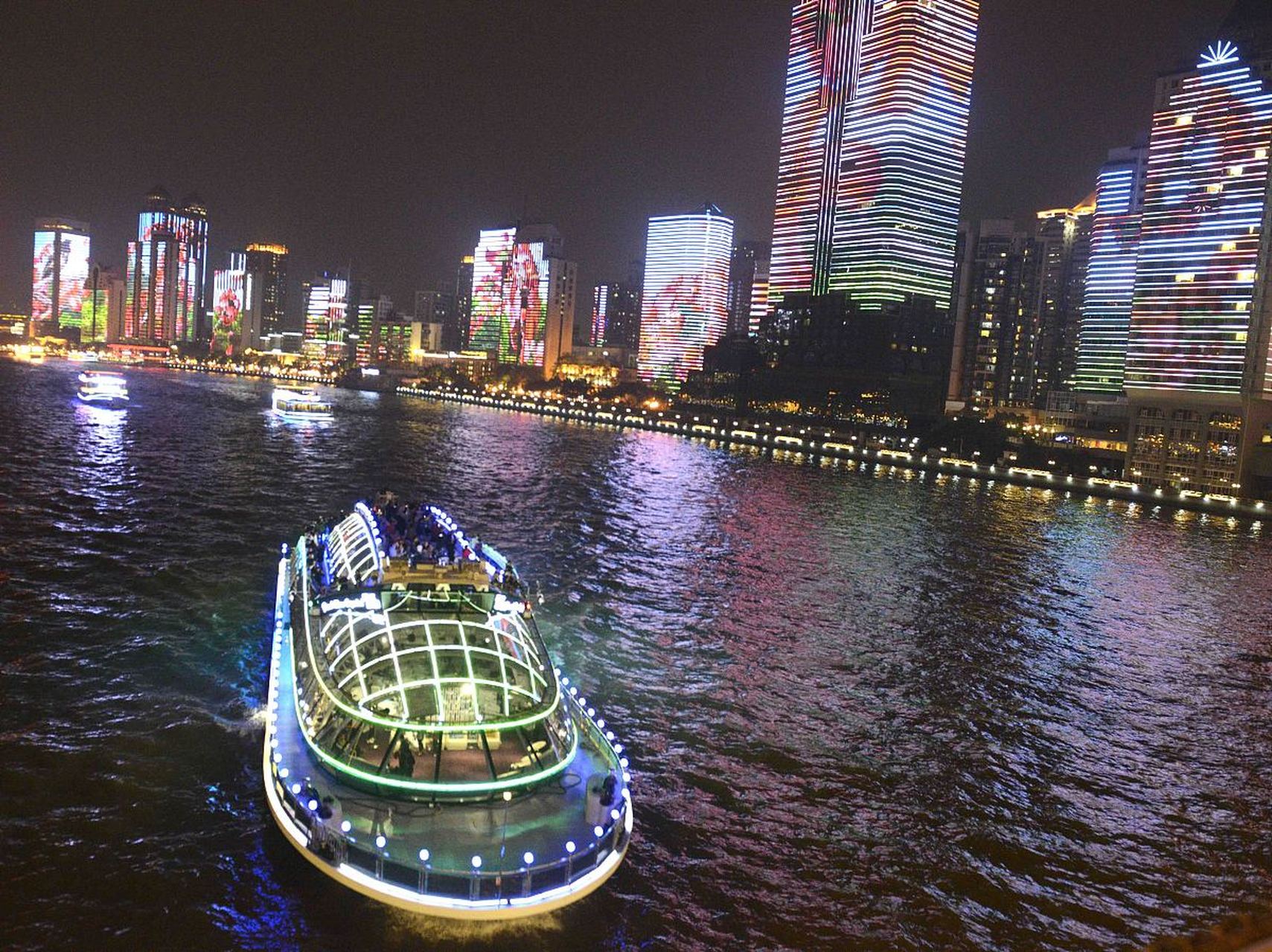 增强家庭亲子关系:珠江夜游提供了一个家庭共同参与的机会,让父母和
