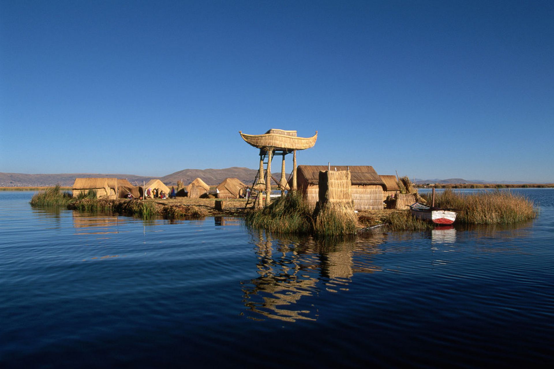 月亮湖风景区位于四川省遂宁市安居区,以清澈湖水,群山环抱和岛屿点缀