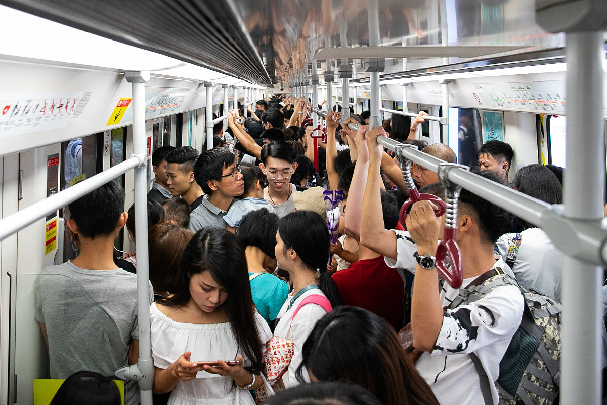 我坐公交车下班,由于是晚高峰时间,车上乘客很多,互相拥挤着