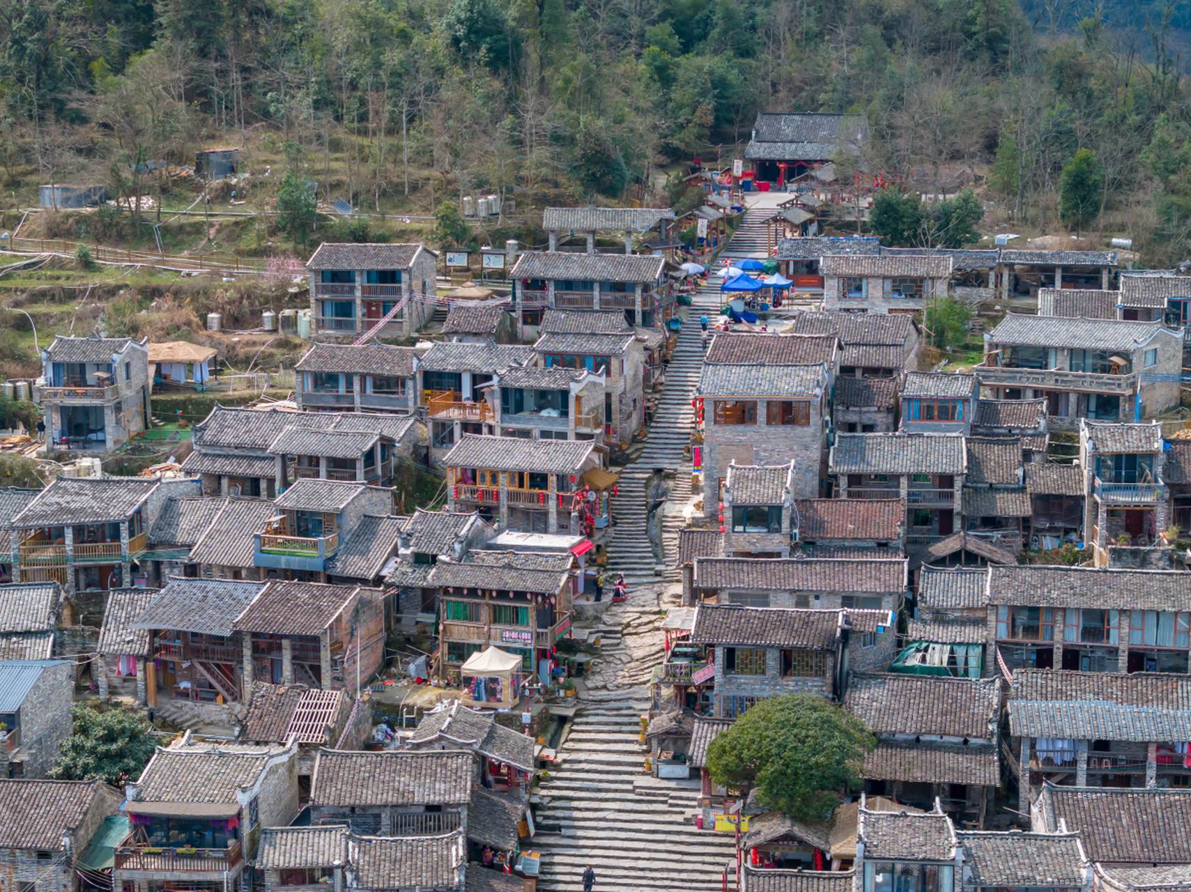 被誉为"世界瑶族第一寨"的清远连南千年瑶寨,始建于隋唐,至今已有一