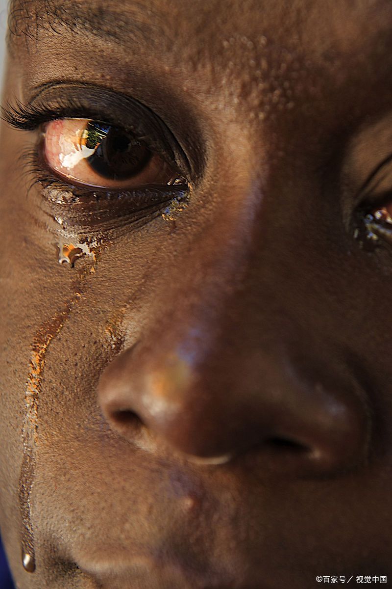 人生会陷入一片哭泣的非洲难民流泪土著人很伤心泪水流过脸上沟壑的