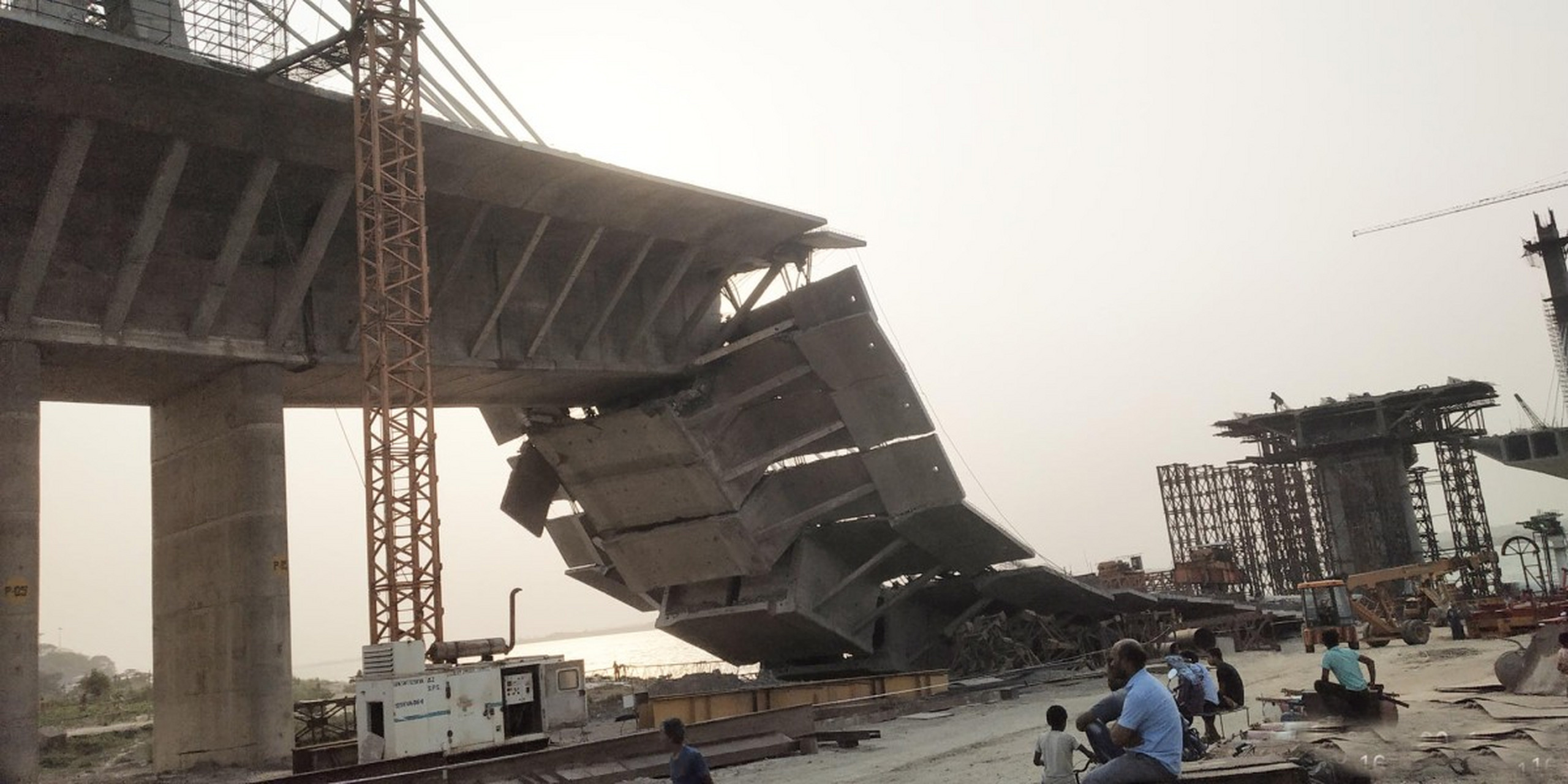 印度比哈尔邦又有一座在建桥梁发生部分坍塌事故.