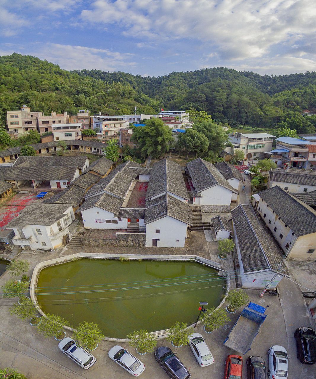 位于韶关市始兴县隘子镇,是广东省内保存最为完整的客家围屋之一,被誉