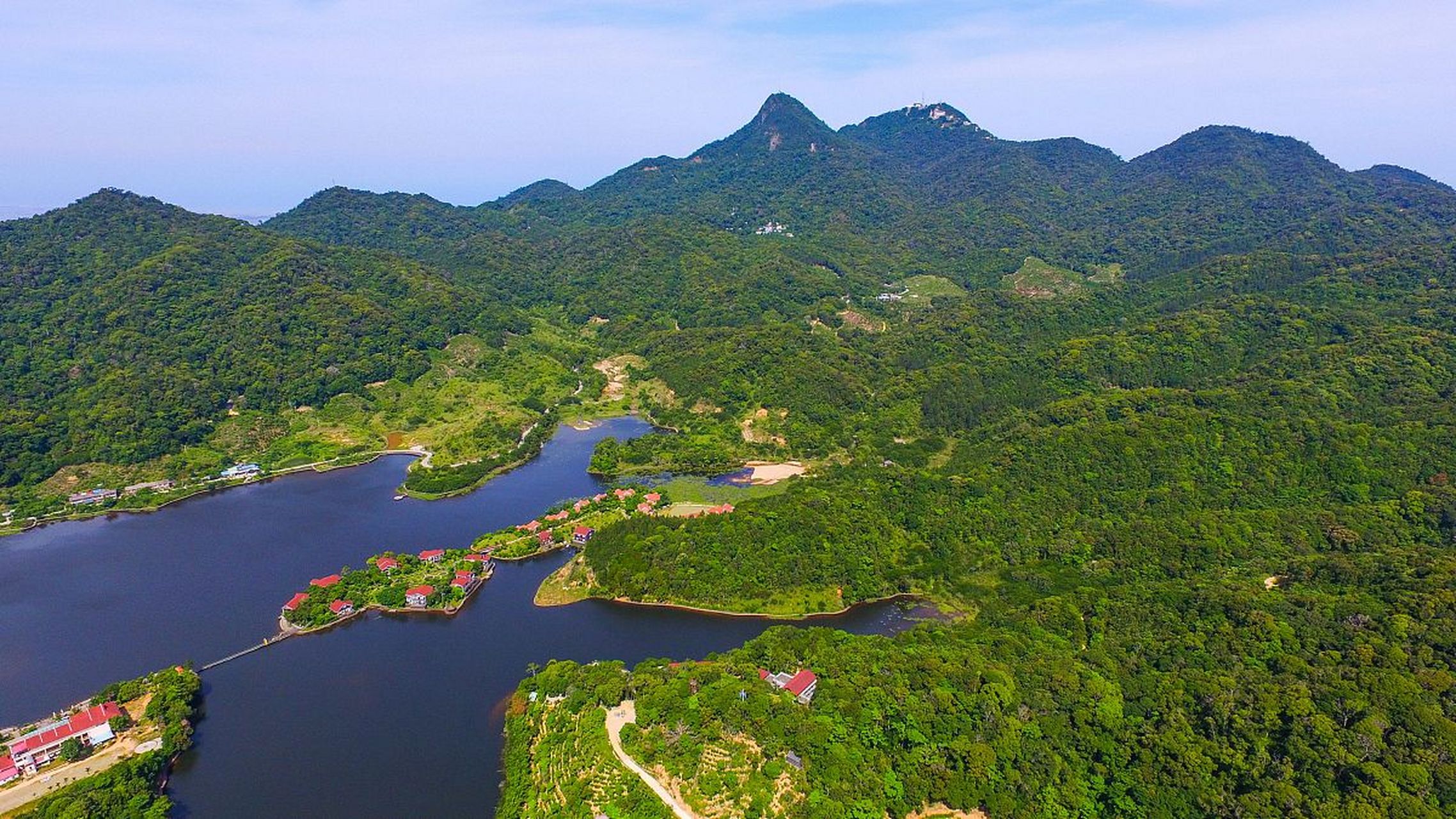 海南肺叶——海南中部山区  海南岛的中部,分布着大片山脉,它们占据了