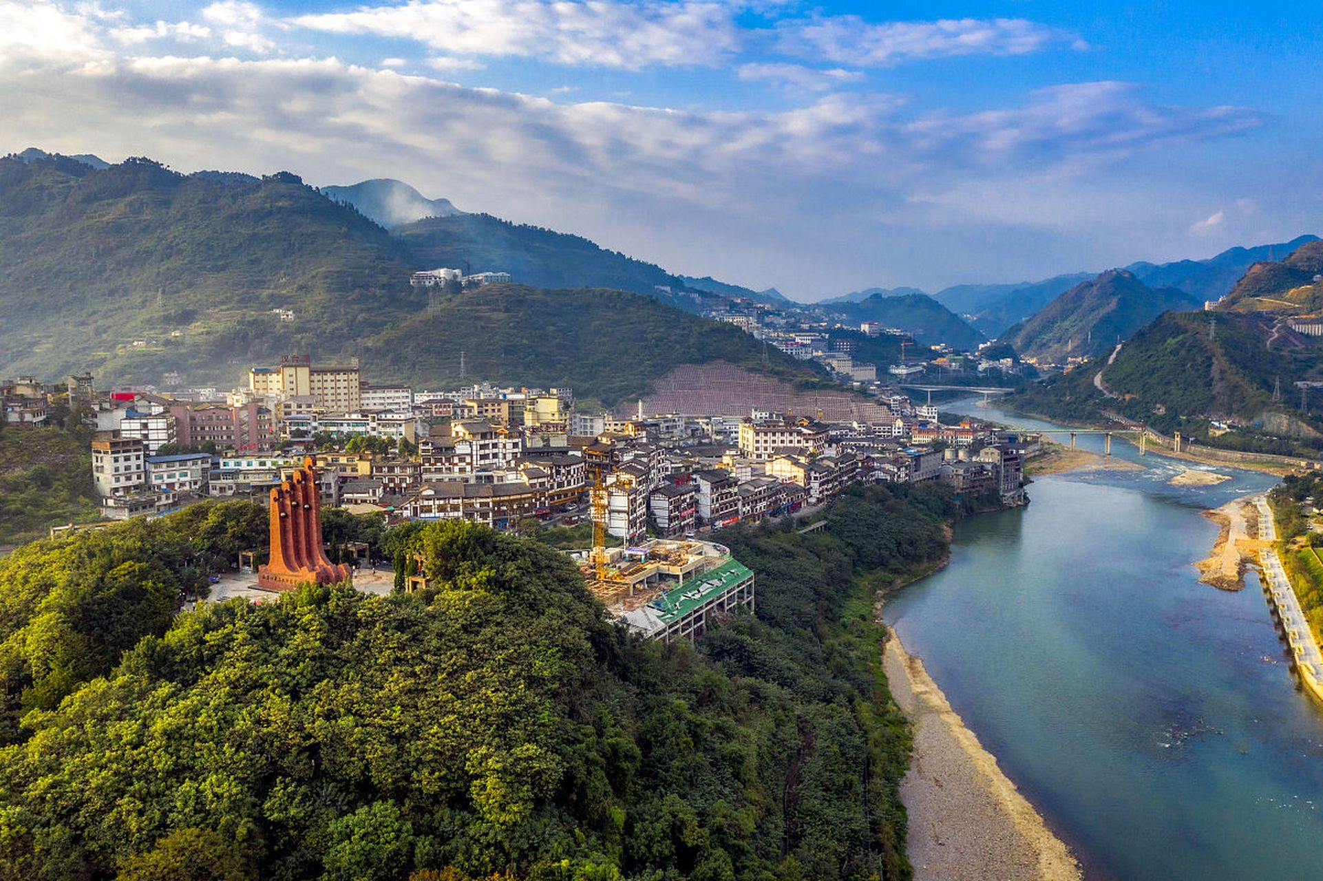 遵义茅台镇坐落在贵州西南部,是中国著名的酒文化之地.