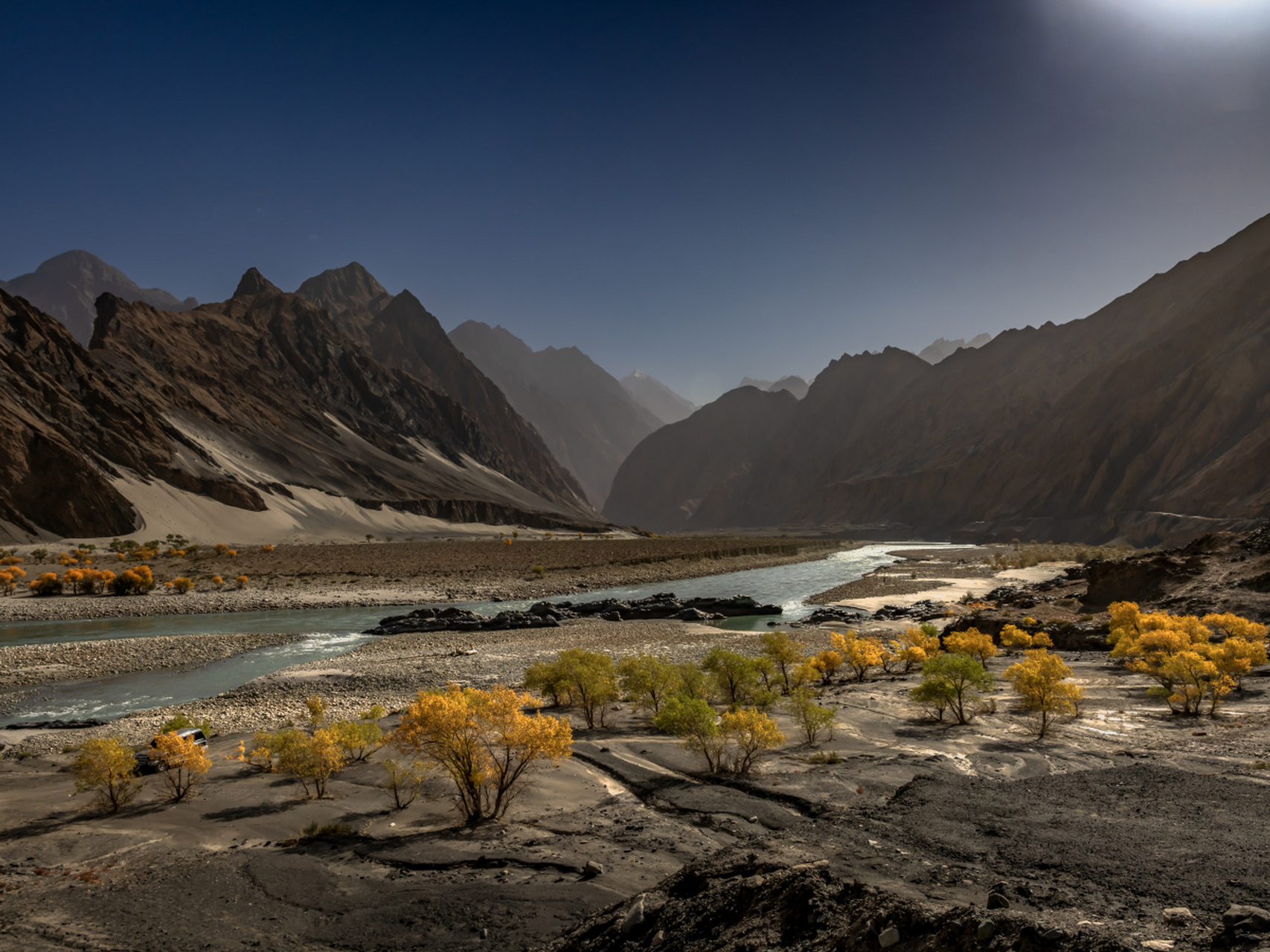 探秘喀什老城,追寻历史的痕迹;走进阿帕霍加墓感受深厚的文化底蕴.