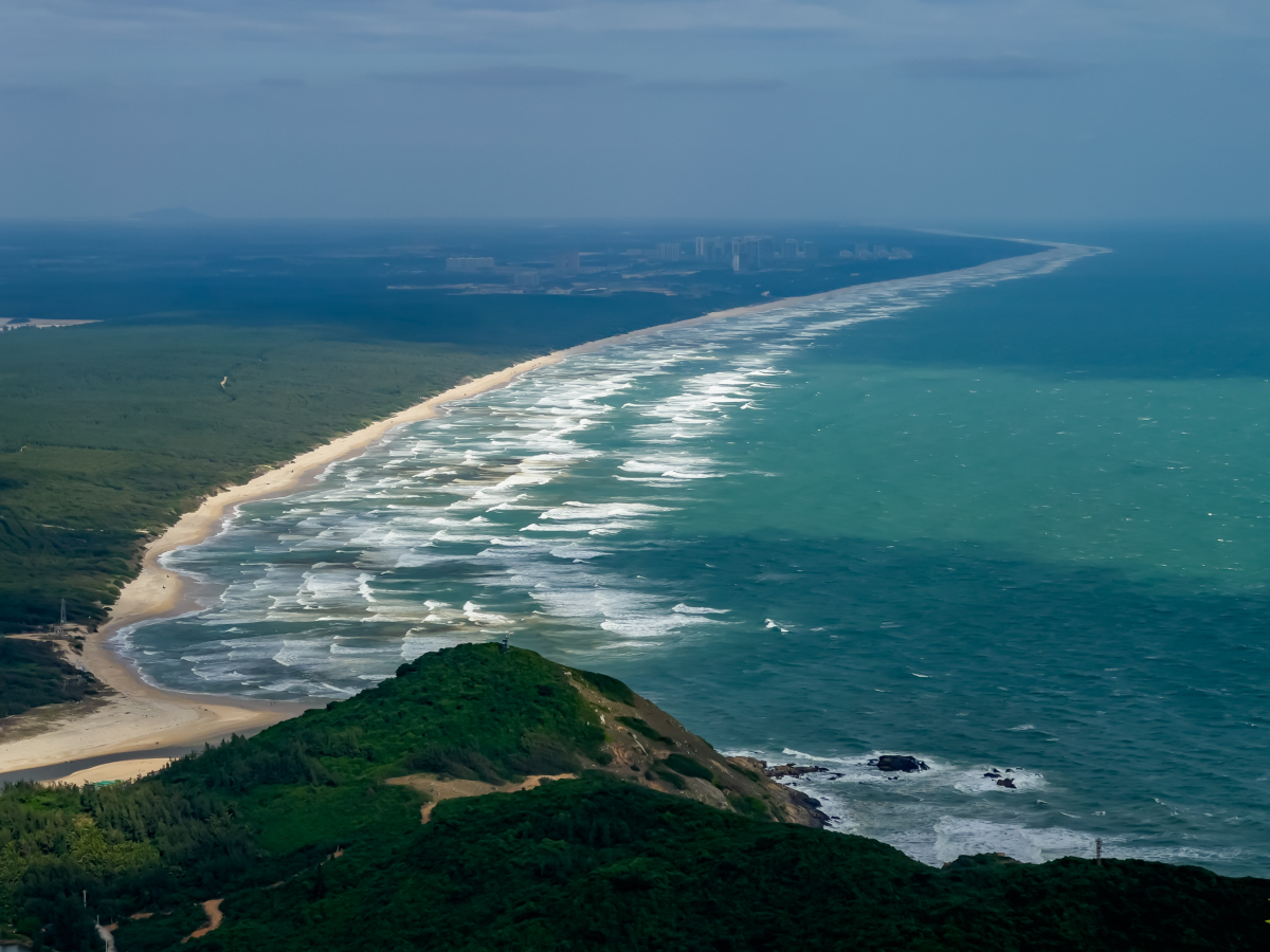 大海波澜壮阔海浪汹涌澎湃不断拍打着岸边的礁石溅起朵朵洁白的