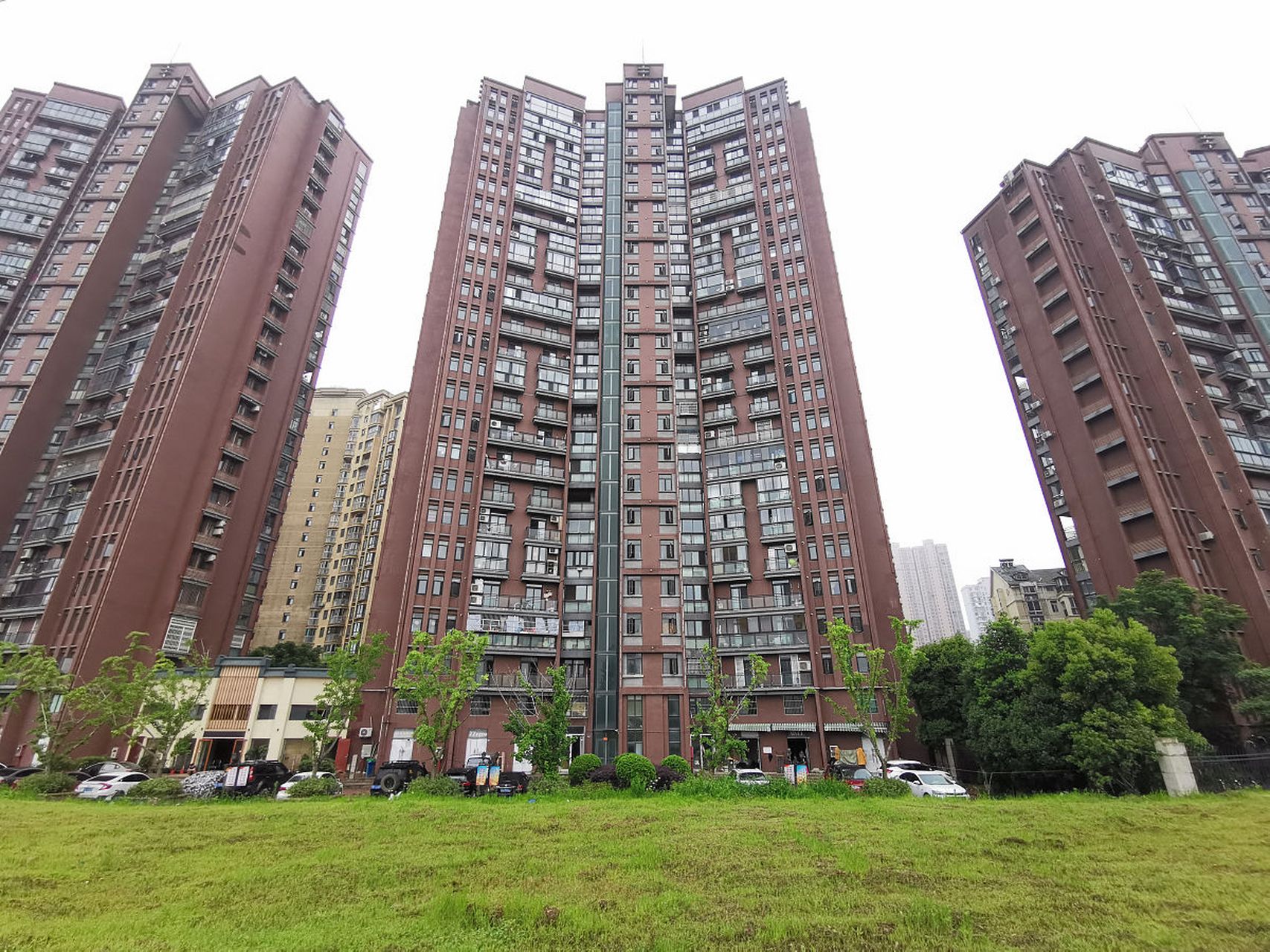 广东深圳,一女子在28年前买了一套价值33万的房子