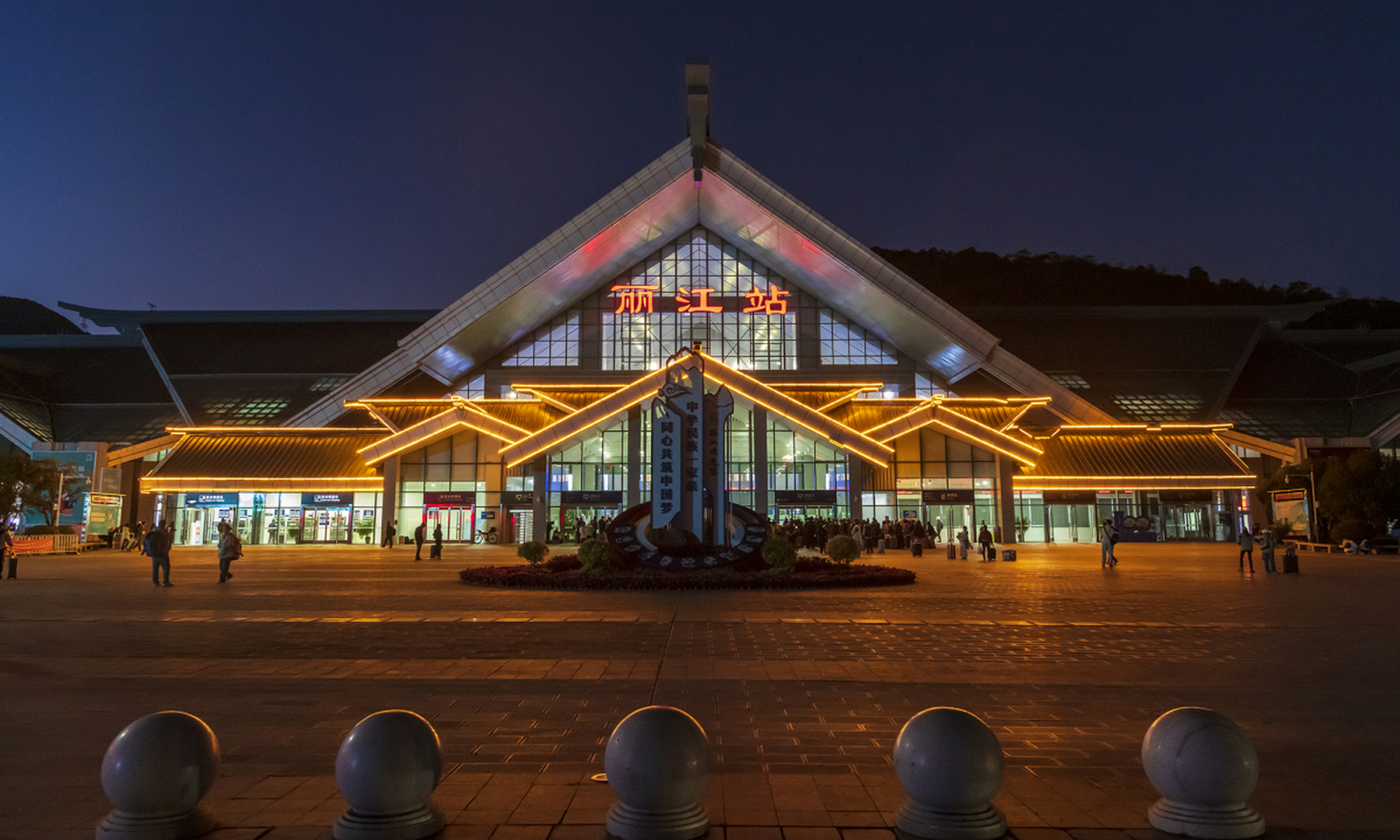 明天丽江至香格里拉铁路正式通车,沿途经过丽江古城,拉市海,玉龙雪山