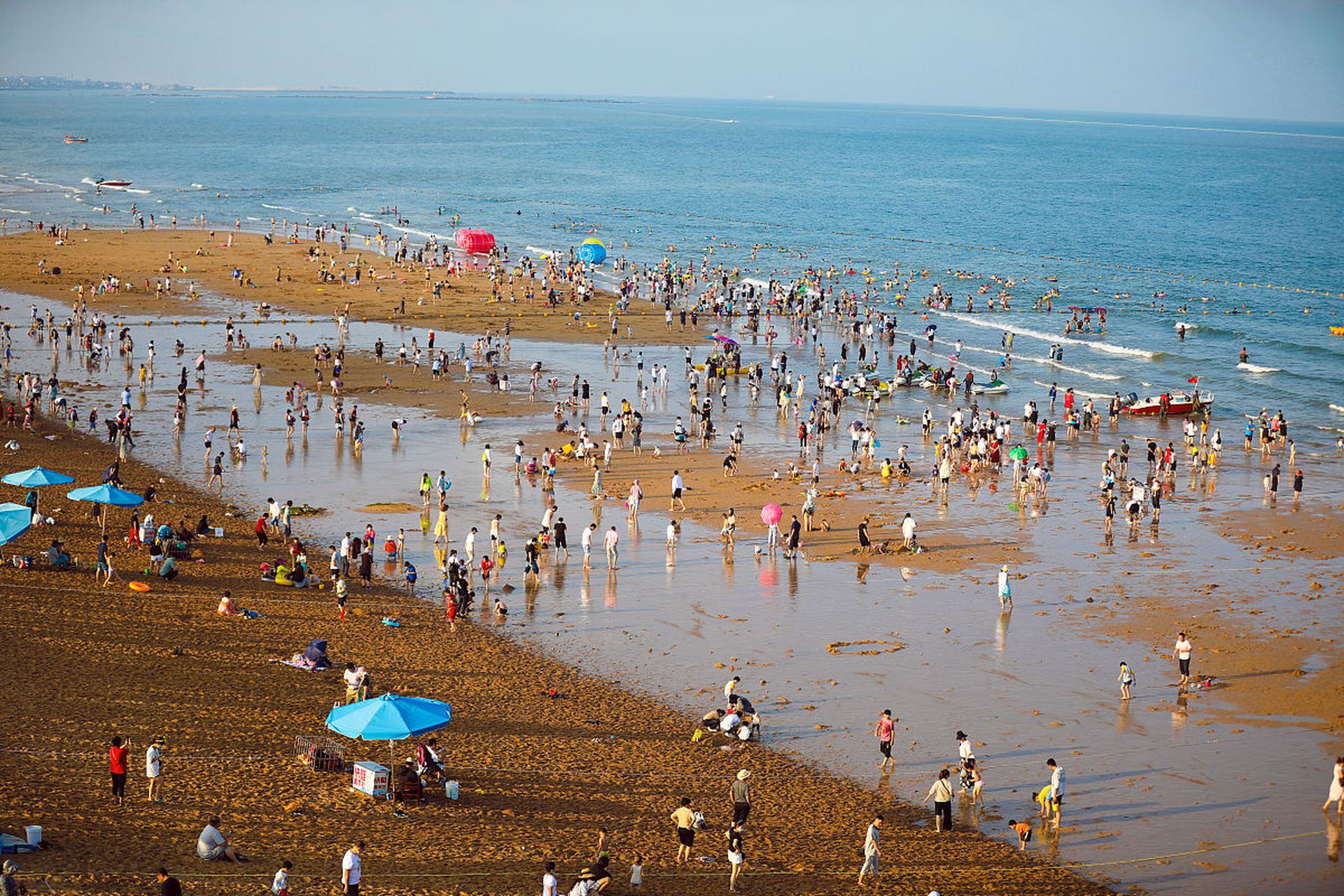 吴家台赶海园位于日照市东港区,是一处集海洋观光,赶海体验,休闲娱乐