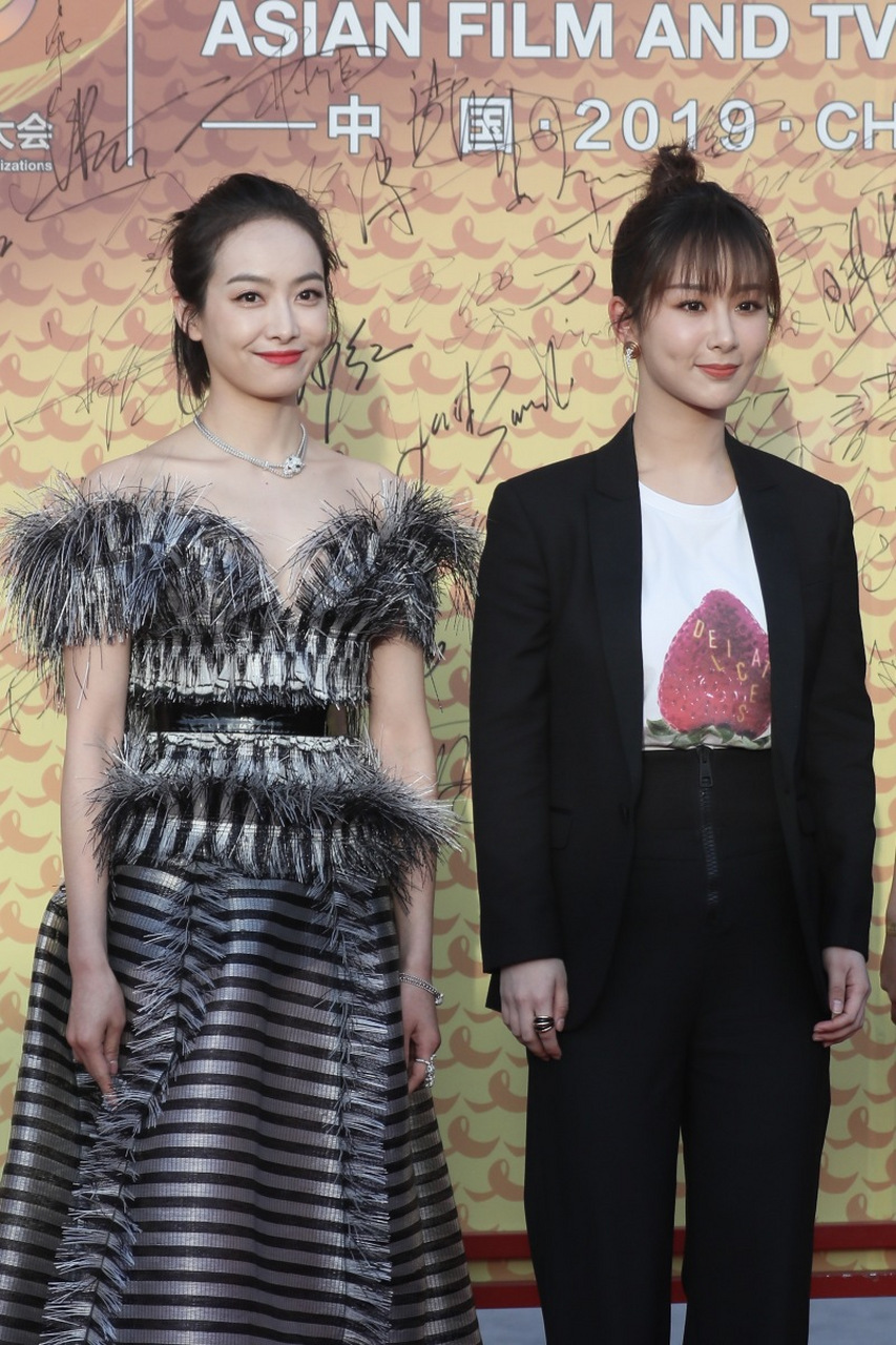 杨紫和宋茜的两次同框生图,她俩是不是,都属于骨架大一点的女生[左