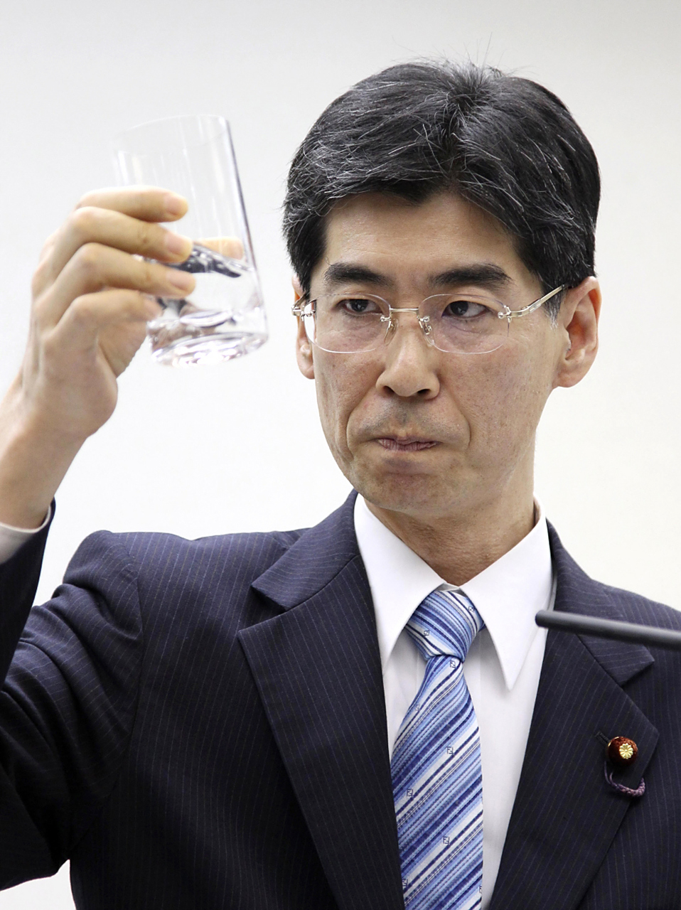 网友们,还记得2011年11月在记者发布会喝下核污水的原田康博吗?