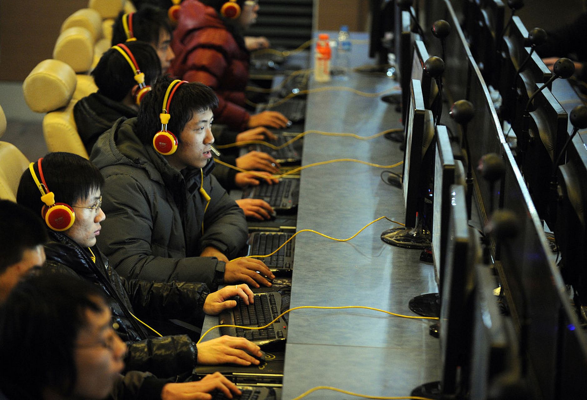 沉迷游戏,一有空就开始玩个不停,甚至通宵达旦地玩,乐不知疲!  2.