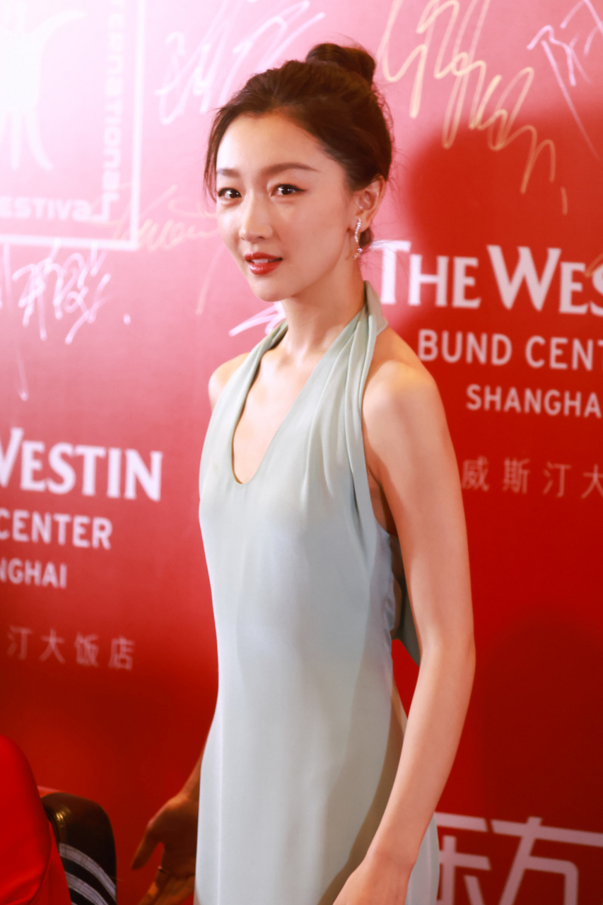 周冬雨的身材长相一直都备受争议,除了粉丝外,很少有网友会用美这个词