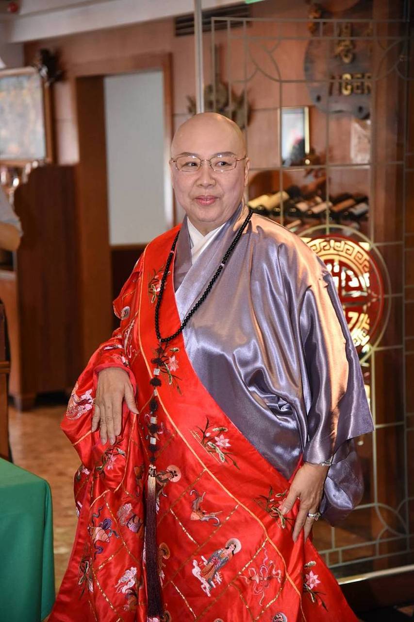 李决和是个大商人,开过大安百货公司,在宜兰相当有名望.