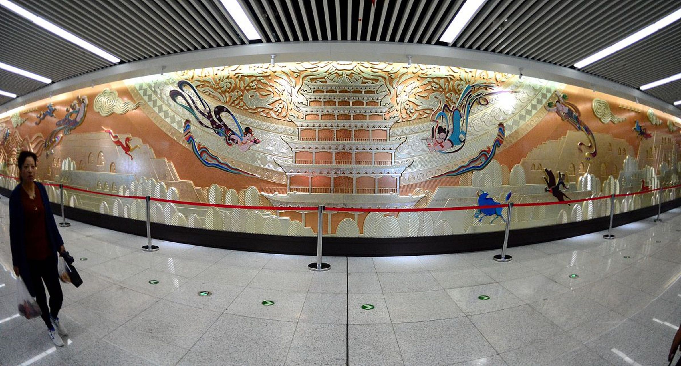 [期待]#西安把敦煌壁画搬进地铁里# 】走进西安的地铁站,仿佛穿越了