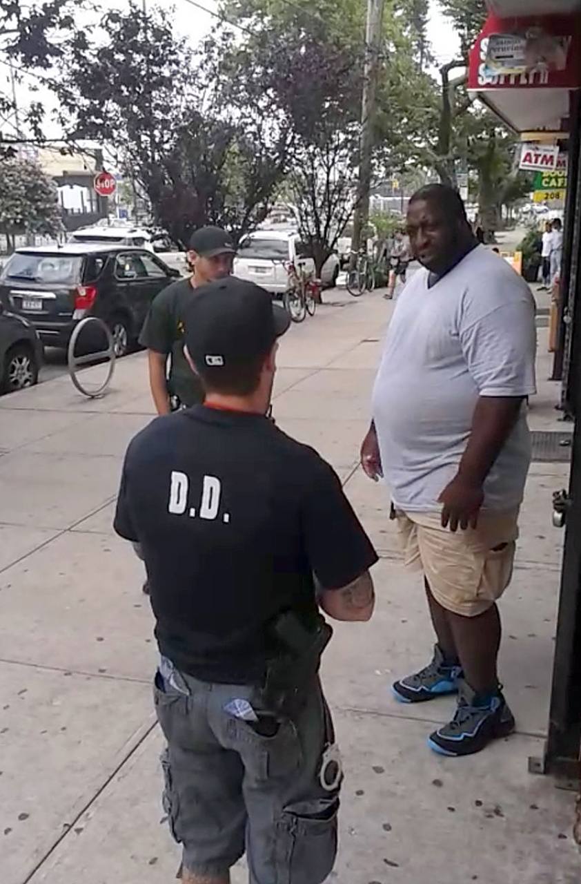 尽管面临被殴打的危险,这名黑人男子却毫不畏惧,紧跟在中国男士身旁