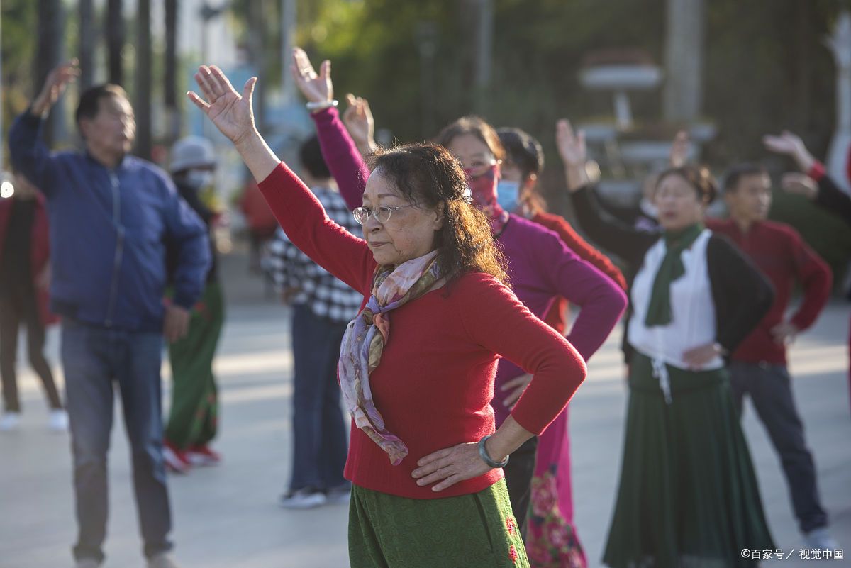 老年人跳广场舞需注意什么?2类动作勿做,这个状态膝关节易损伤