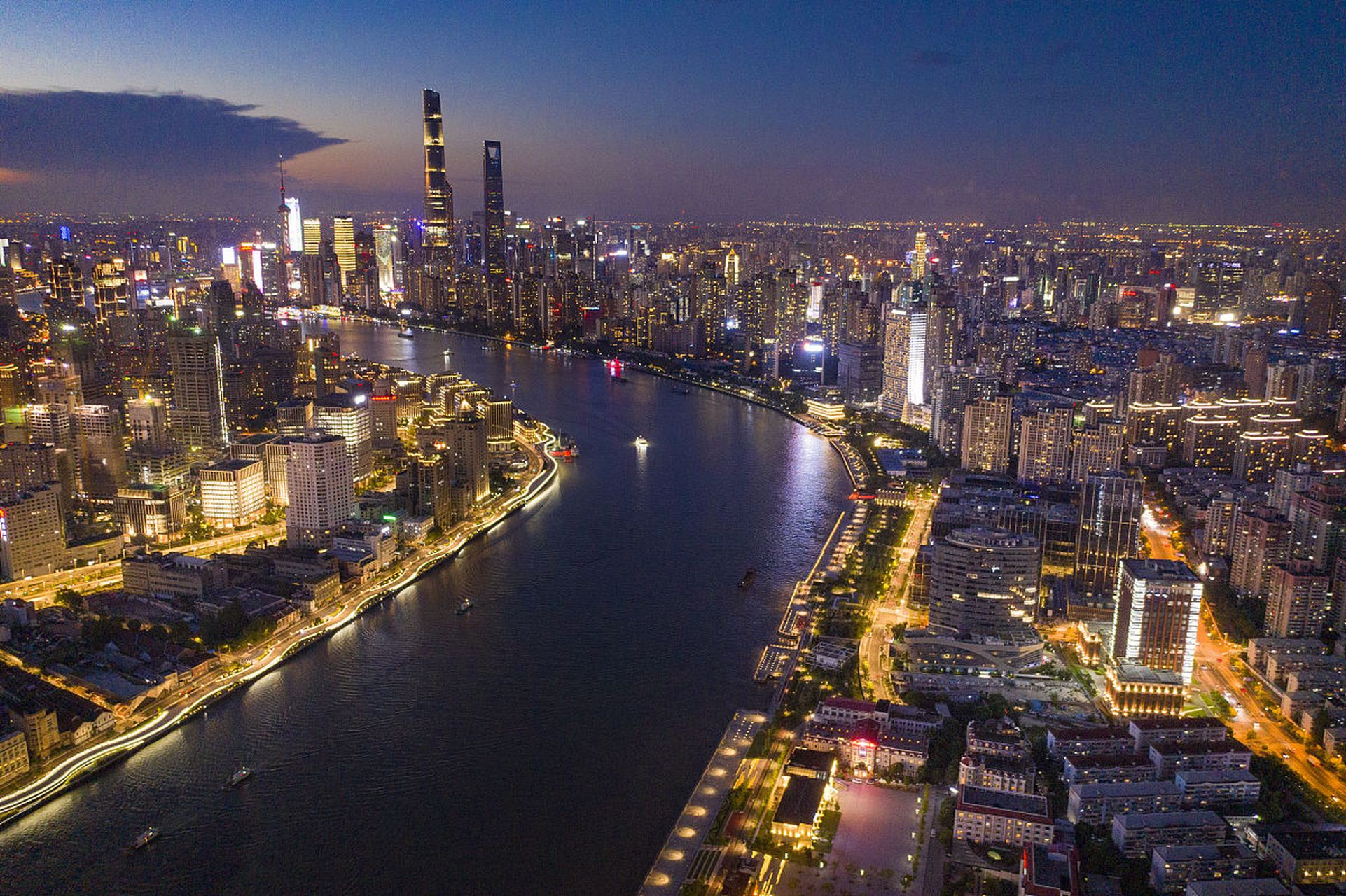 上海黄浦江夜景令人陶醉,仿佛是将一束束璀璨的珍珠洒在宽阔的江面之