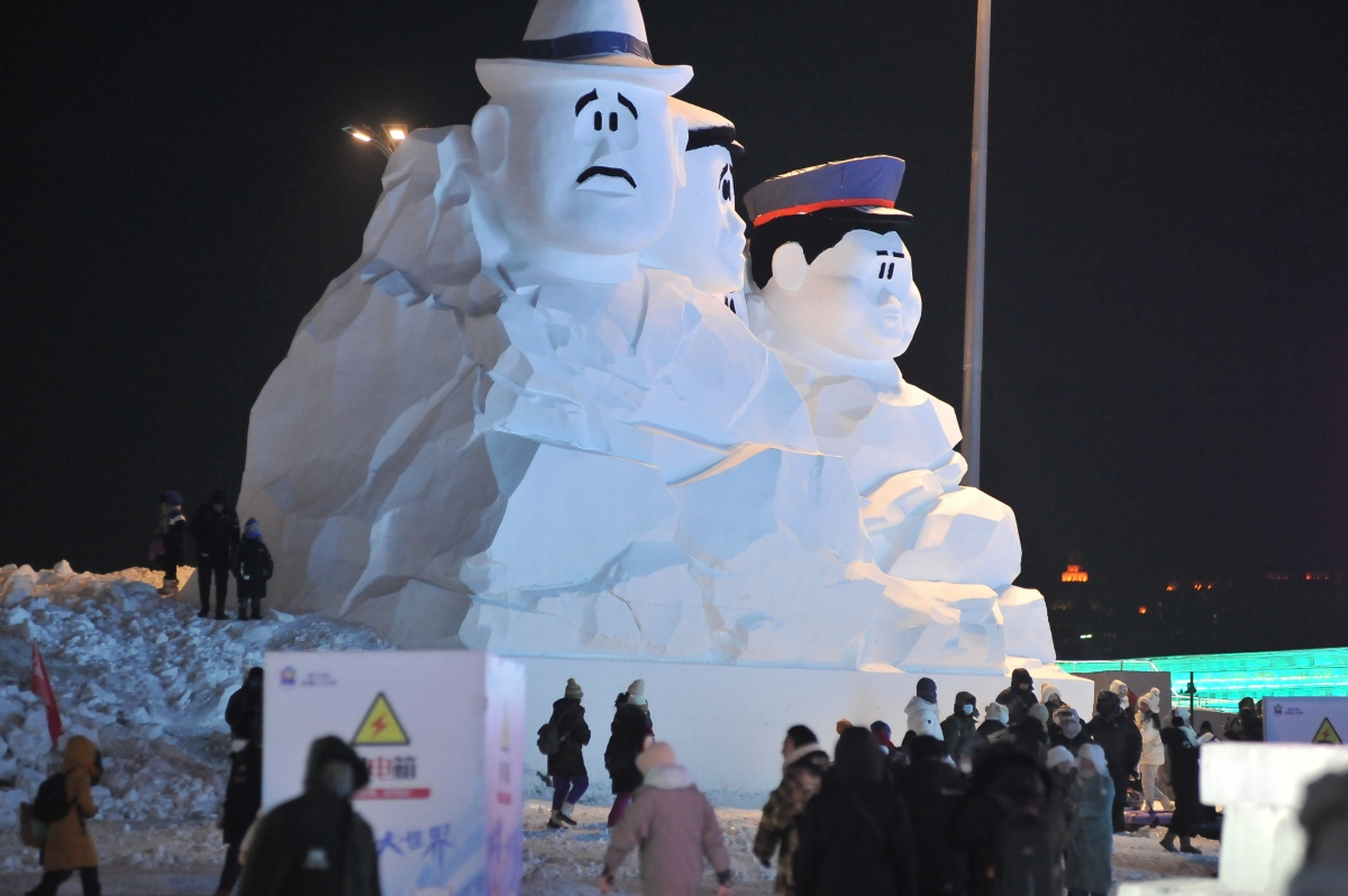 哈尔滨冰雪大世界的艺术家们以《乡村爱情》中的象牙山f4为原型制作了