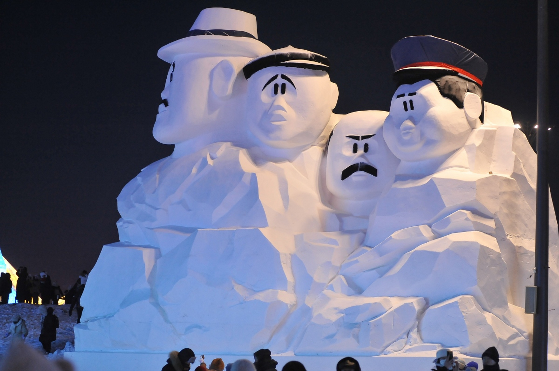哈尔滨冰雪大世界的艺术家们以《乡村爱情》中的象牙山f4为原型制作了