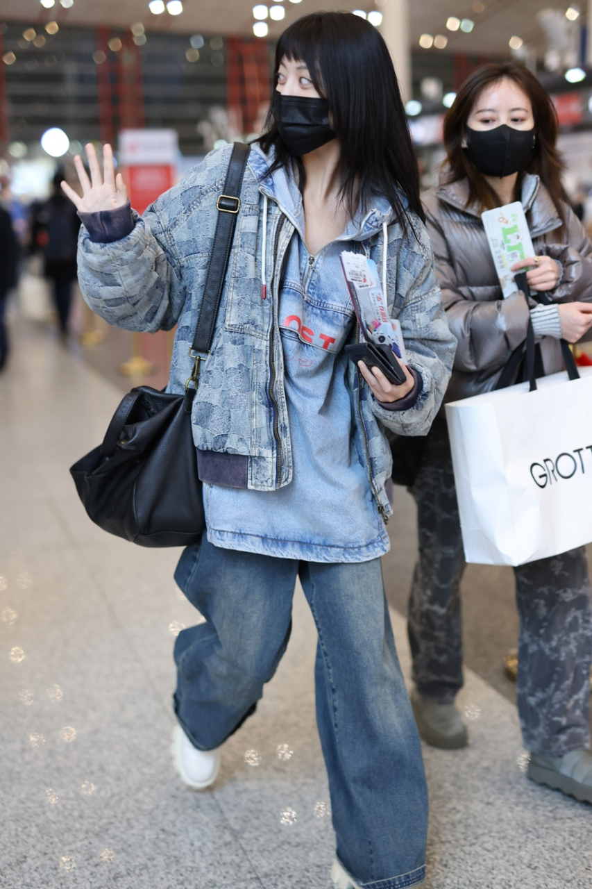 22岁的刘人语牛仔服穿搭现身北京首都机场,清新甜美的外形,自信的笑容