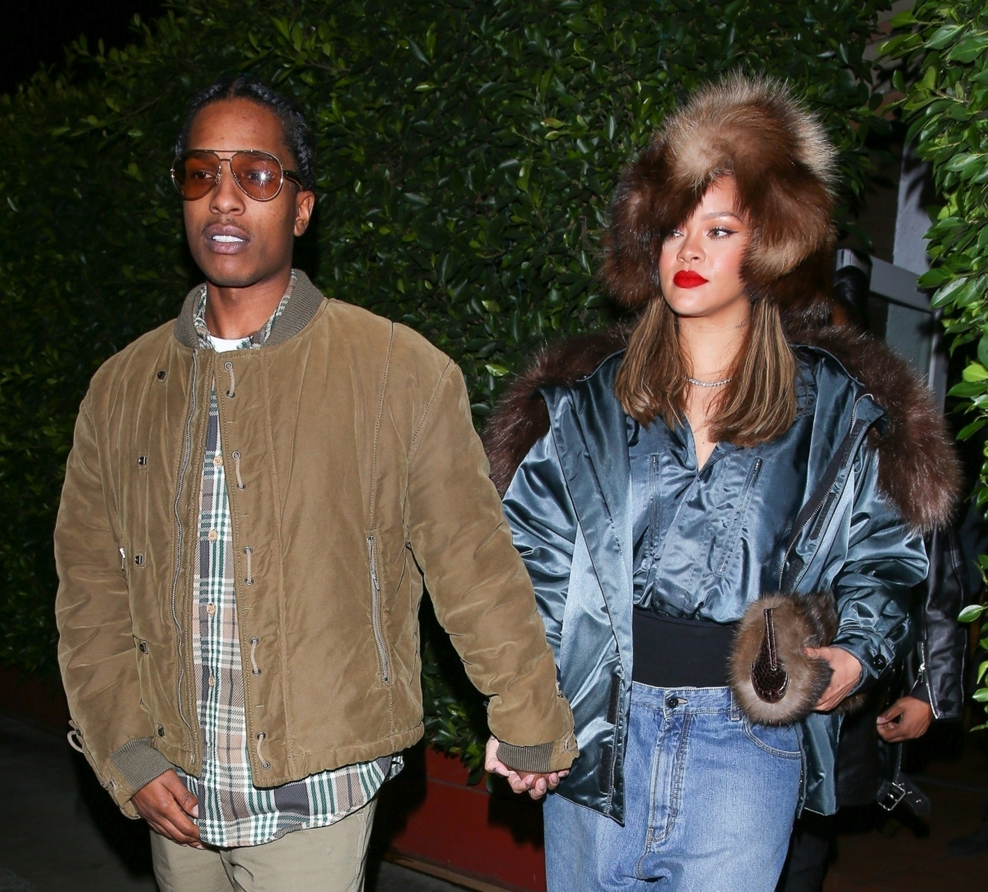 蕾哈娜戴毛毛帽和男友asap rocky深夜约会,全程手牵手秀恩爱.