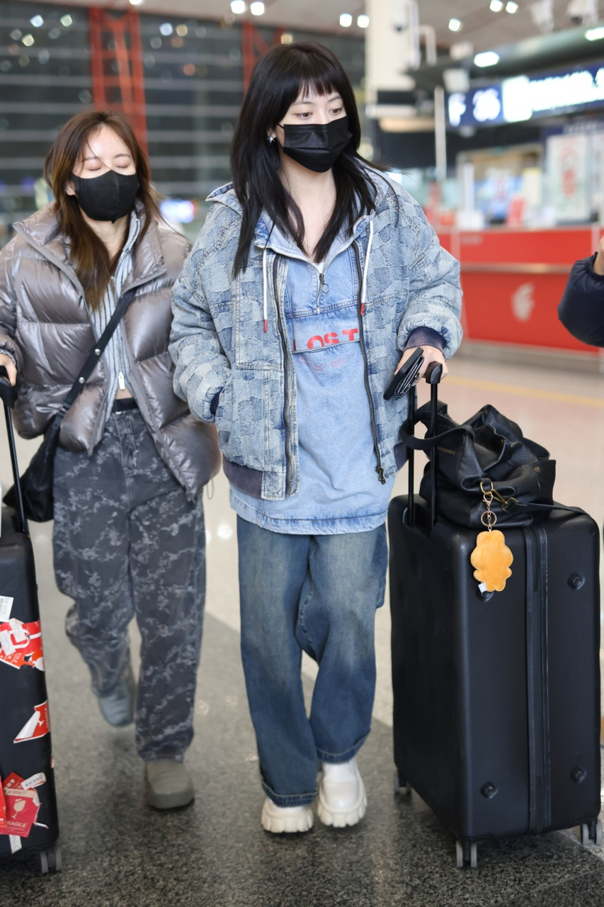 22岁的刘人语牛仔服穿搭现身北京首都机场,清新甜美的外形,自信的笑容