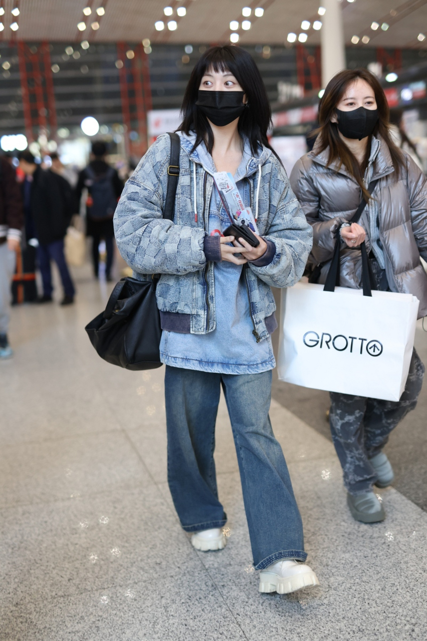 22岁的刘人语牛仔服穿搭现身北京首都机场,清新甜美的外形,自信的笑容