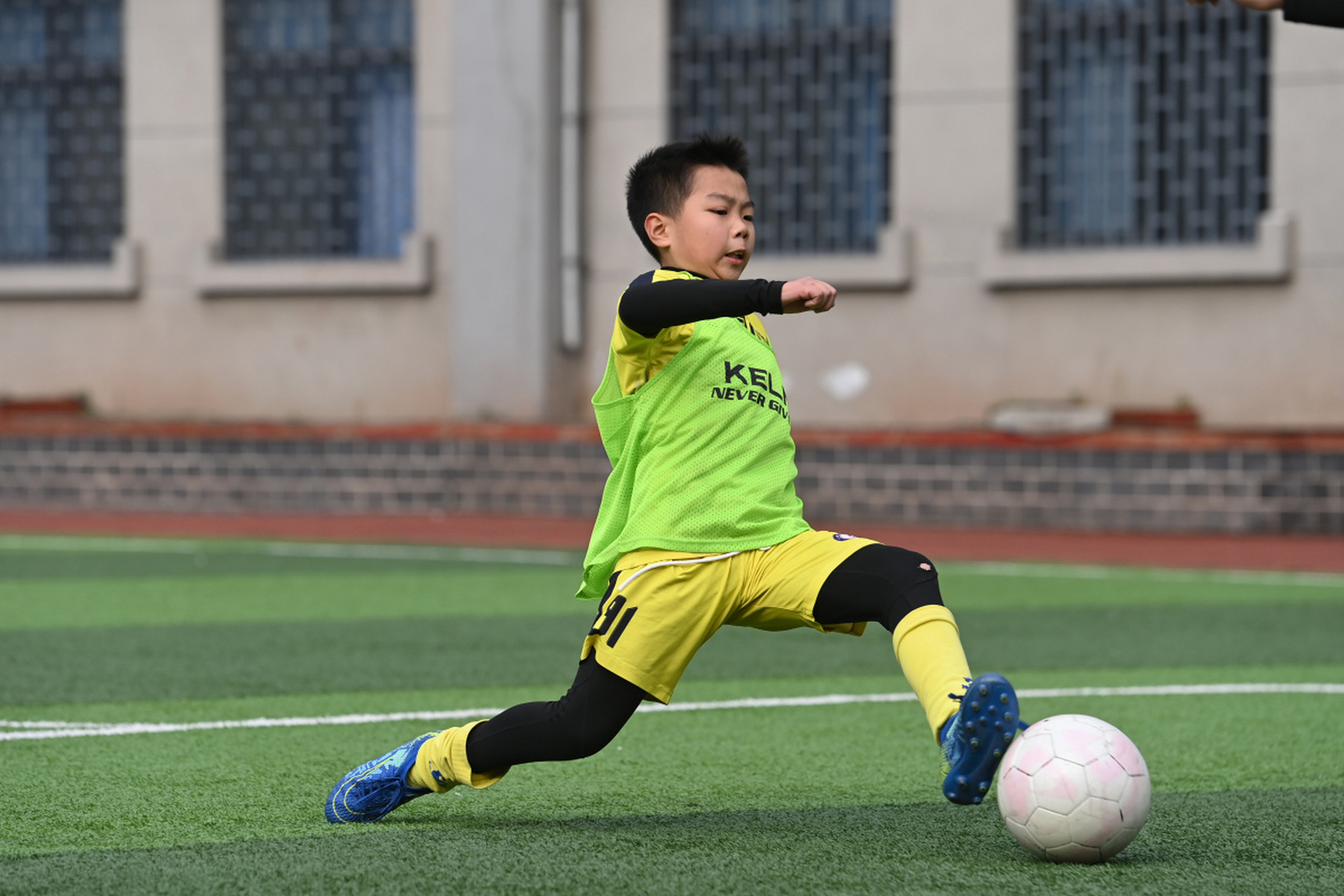 重庆沙坪坝区山洞小学开展校园足球运动,全员参与,形成浓厚的足球文化