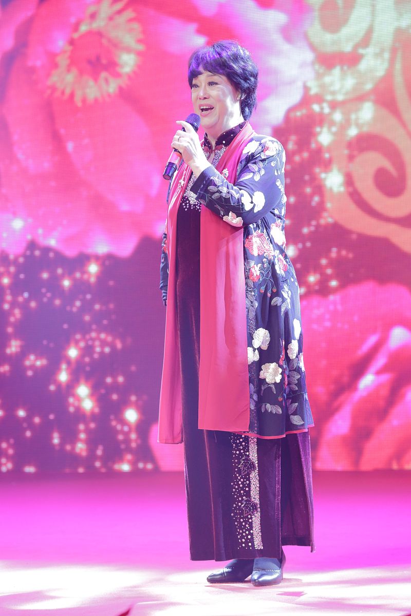 3月14日,著名女高音歌唱家,国家一级演员邓玉华的一组演出照片在网上