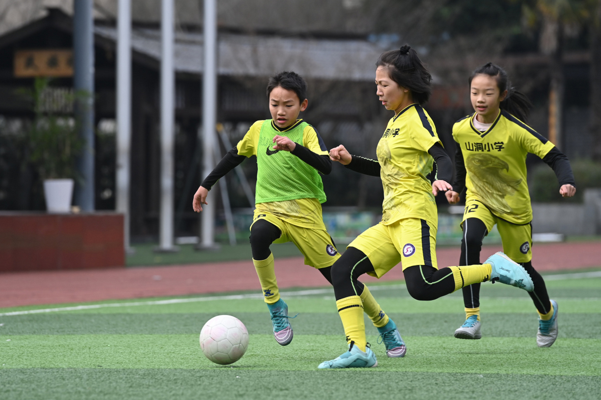 2023年12月20日,重庆沙坪坝区山洞小学的校园内,学生们分成两队进行