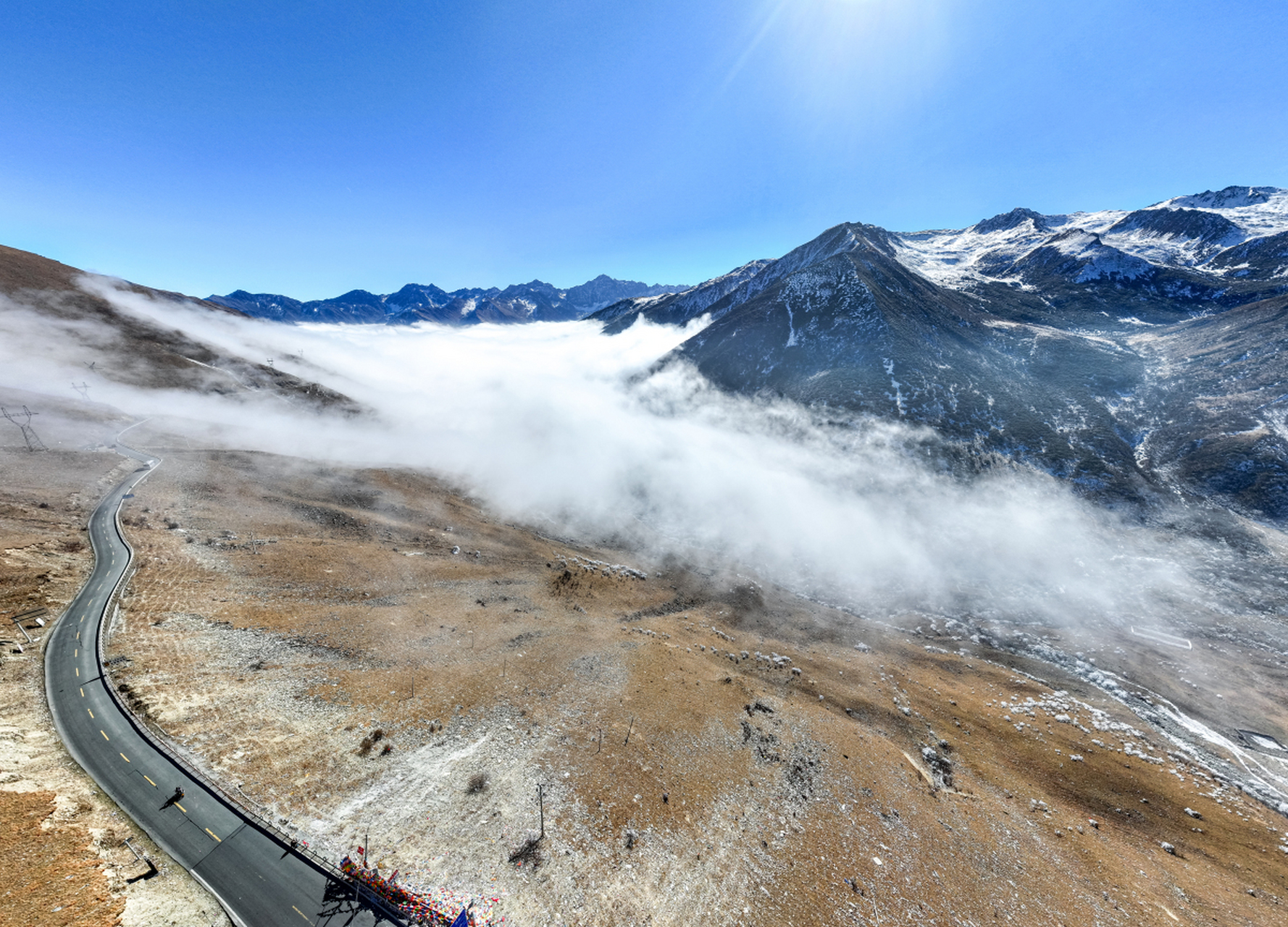 四川阿坝藏族羌族自治州小金县的巴朗山是一个自然风光与多元文化交织
