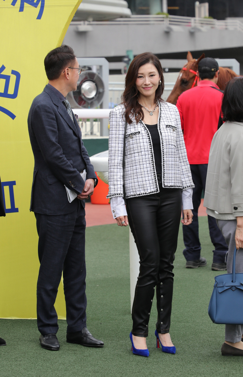 李嘉欣,许晋亨夫妇牵手现身香港沙田马场被拍.