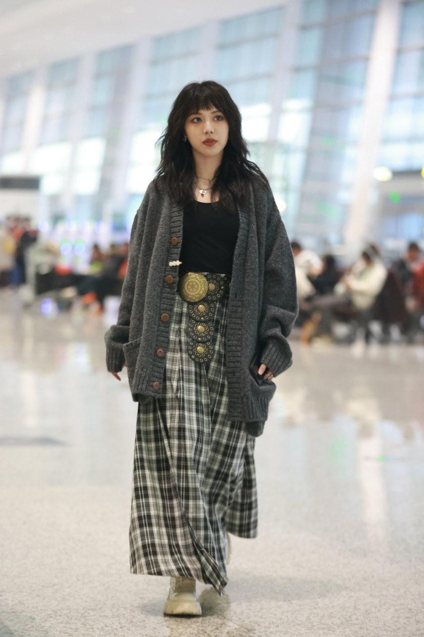 刘人语从北京出发辗转现身成都天府机场,行程匆忙.