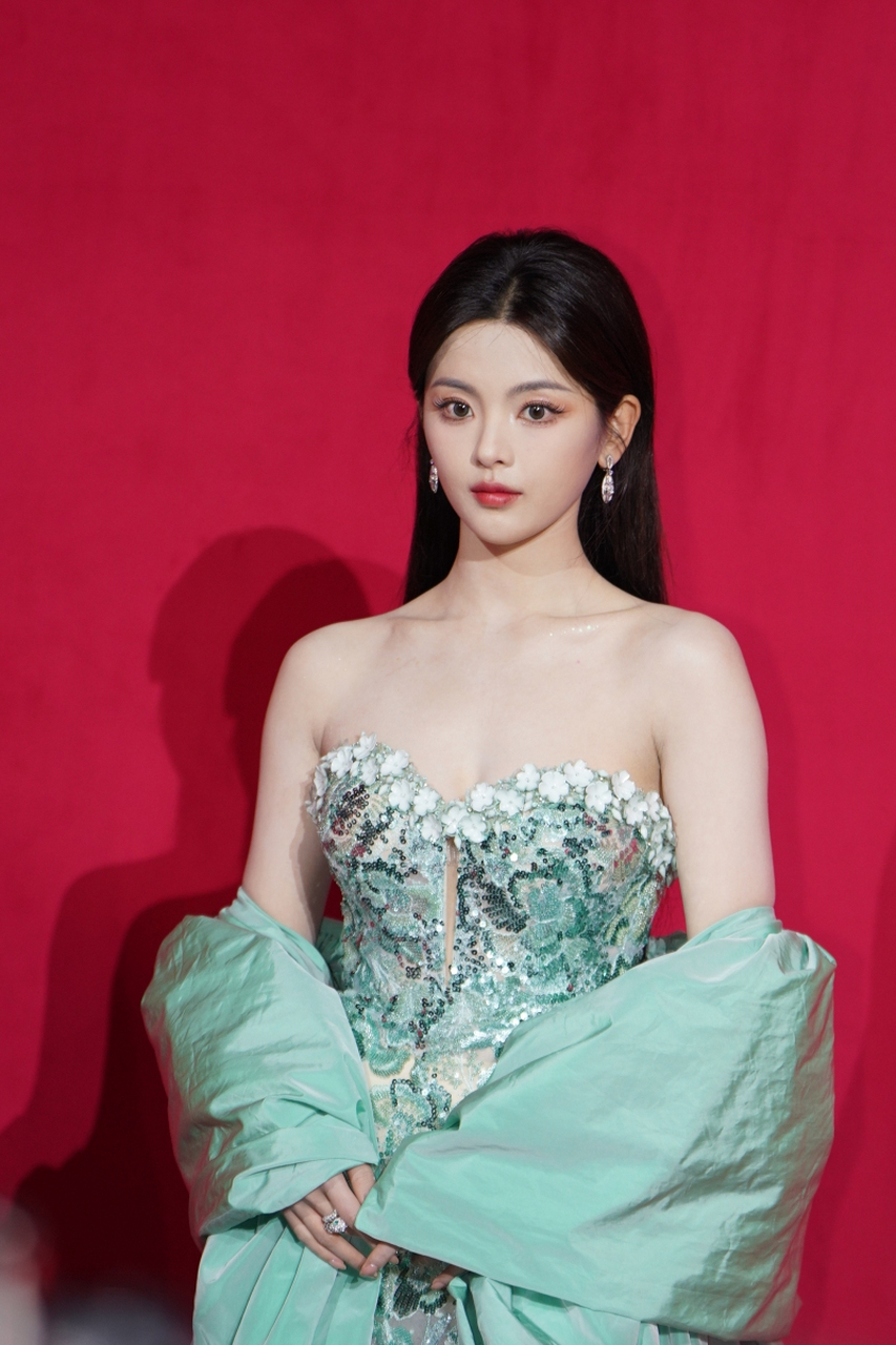 杨超越绿色亮片抹胸裙造型上海出席费加罗风尚趋势盛典活动,网友:看