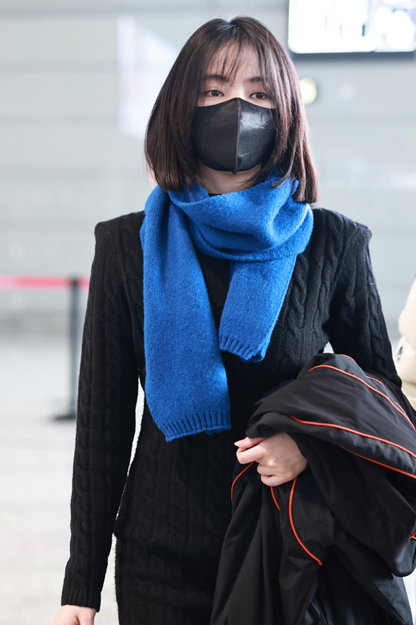 许佳琪戴克莱因蓝围巾现身上海虹桥机场,长相惹人喜爱.