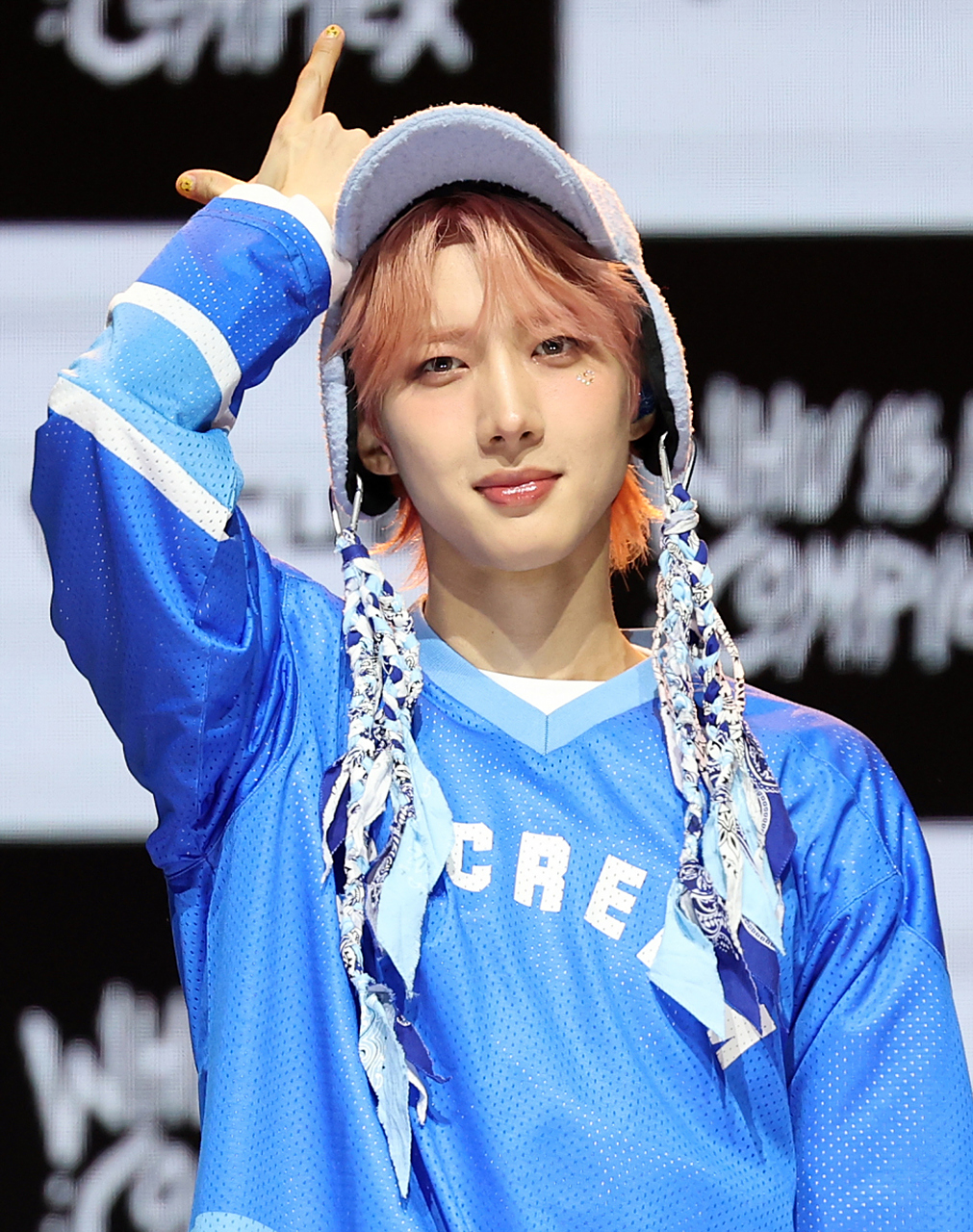 韩国歌手李会泽出席首张迷你专辑发布会,秀腹肌大发粉丝福利.