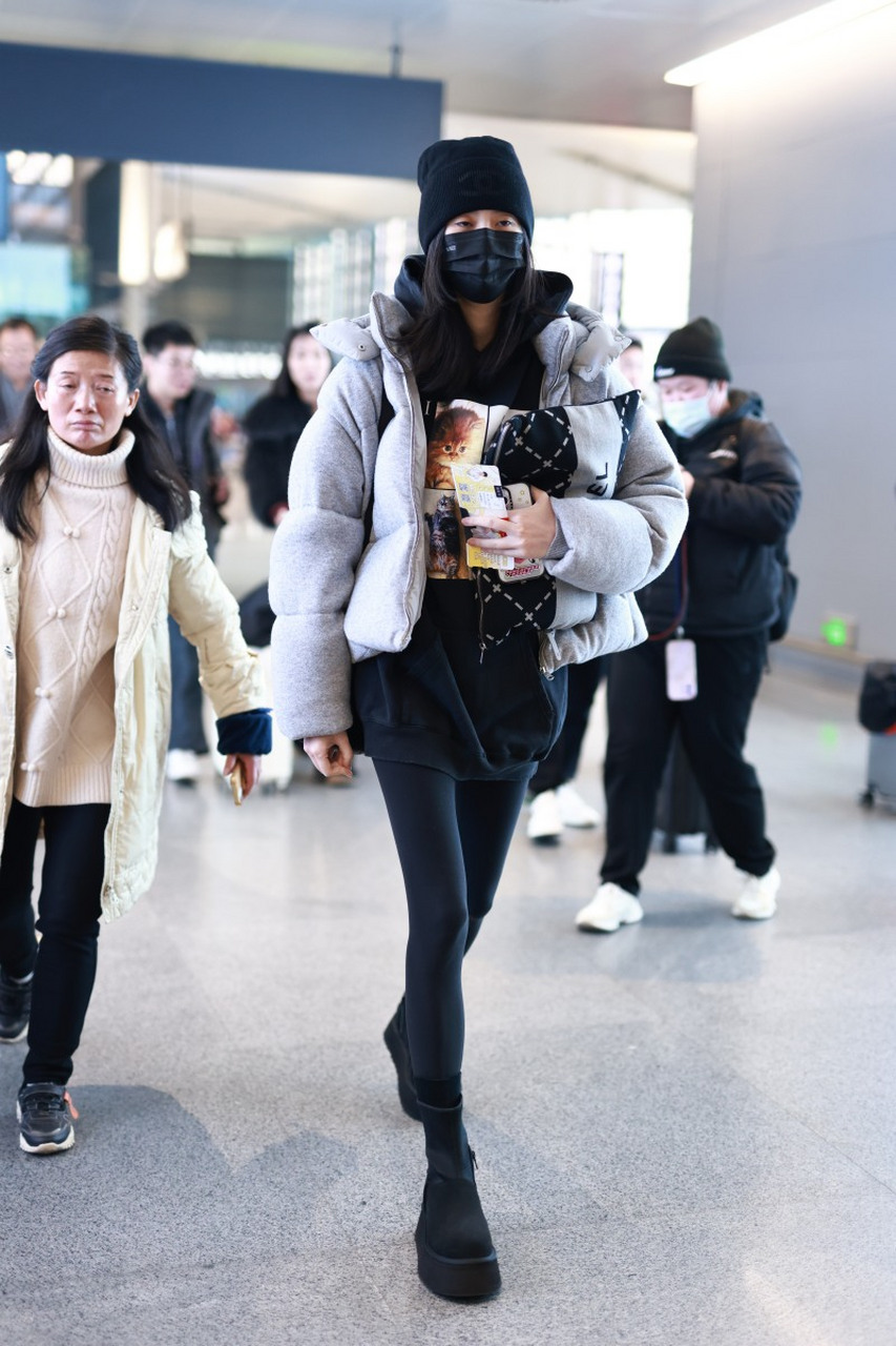 奚梦瑶穿猫咪卫衣现身上海虹桥机场,35岁的她身材178cm,依旧是维密圈