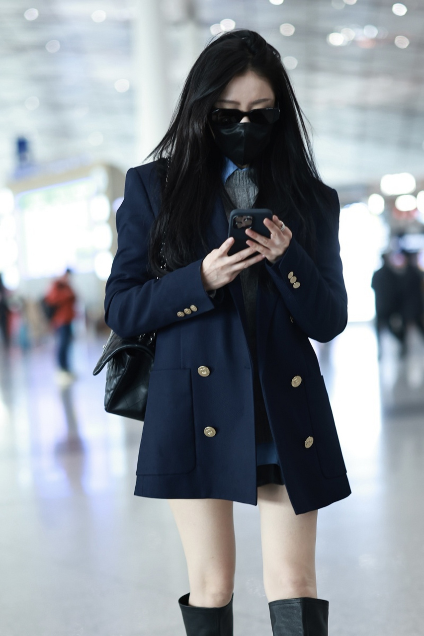 张天爱黑色西装搭配高筒靴造型现身北京首都机场,纤细的长腿依旧让人