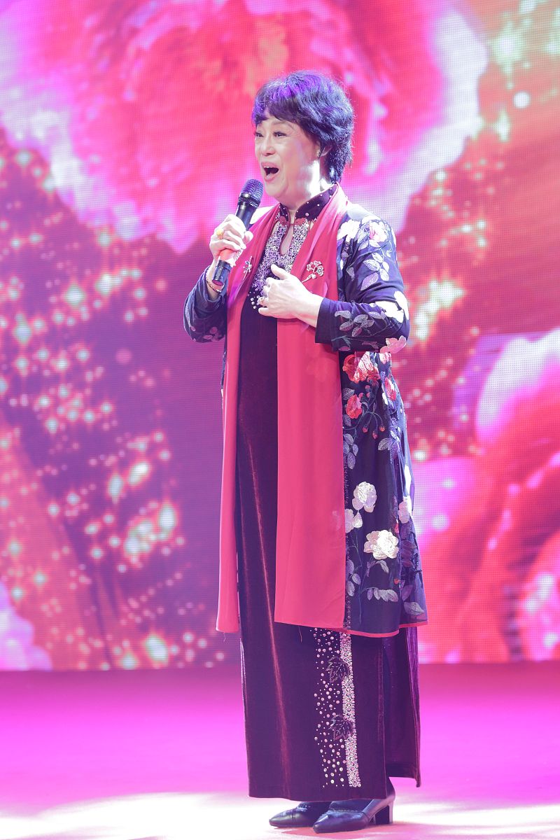 3月14日,著名女高音歌唱家,国家一级演员邓玉华的一组演出照片在网上
