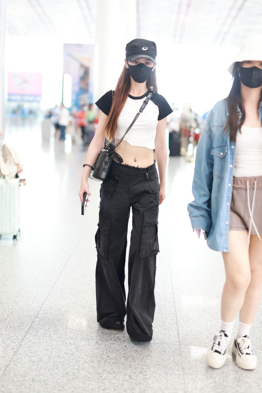 哈妮克孜穿黑白拼接露腰上衣现身北京首都机场