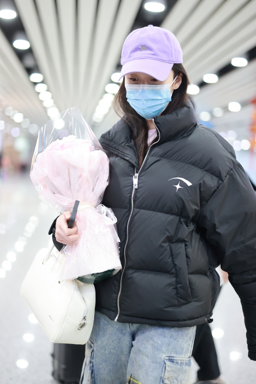 王子璇手捧鲜花现身首都机场被抢镜.